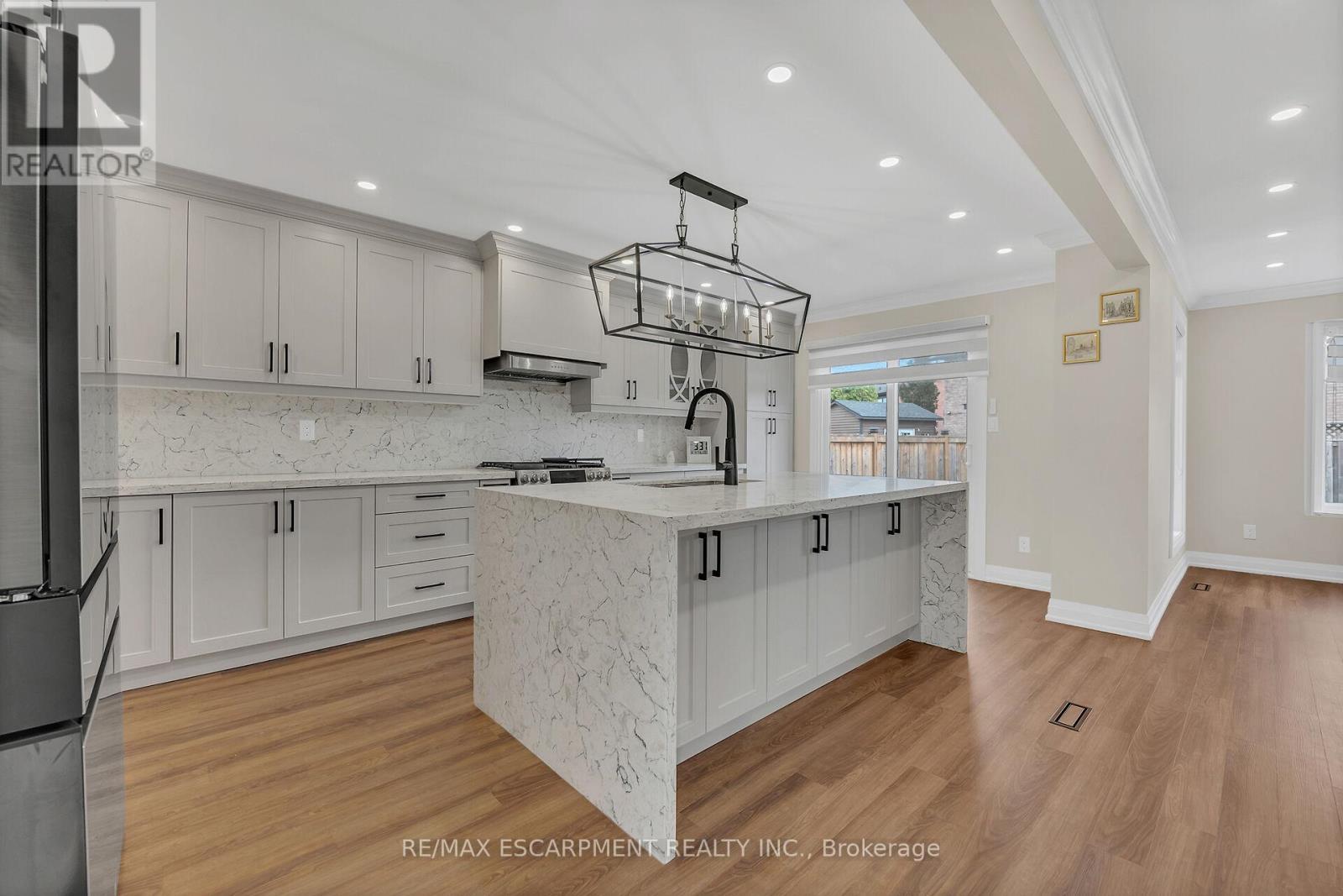 125 Valera Drive, Hamilton, ON - Indoor Photo Showing Kitchen With Upgraded Kitchen
