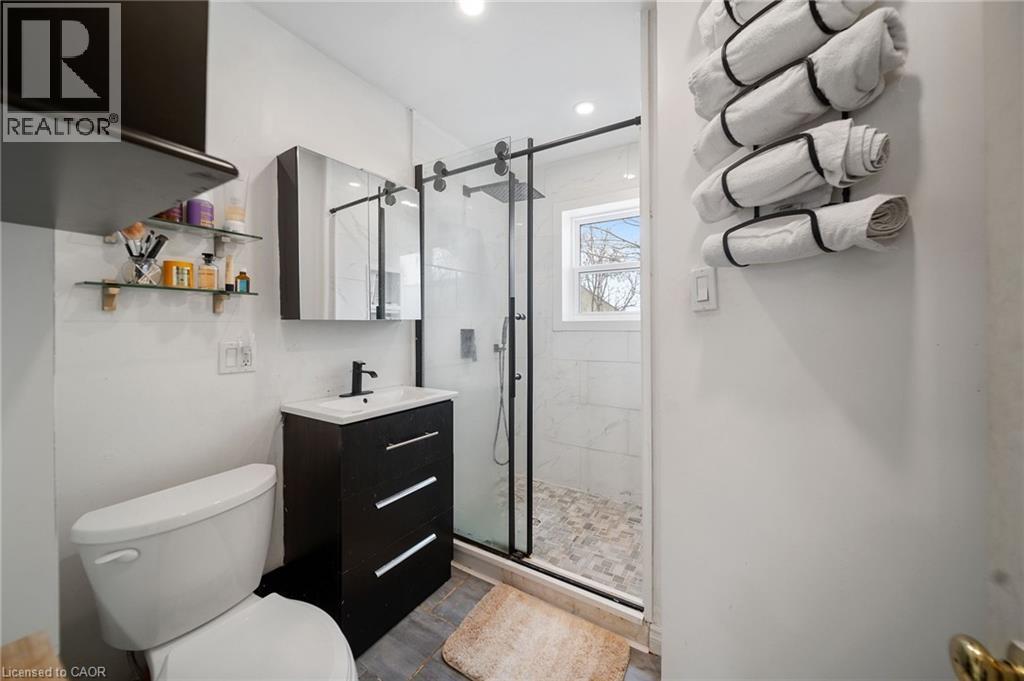 67 Glendale Avenue N, Hamilton, ON - Indoor Photo Showing Bathroom