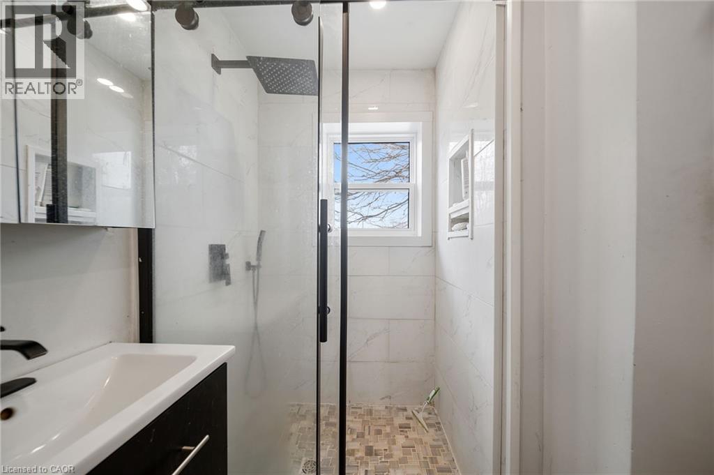 67 Glendale Avenue N, Hamilton, ON - Indoor Photo Showing Bathroom