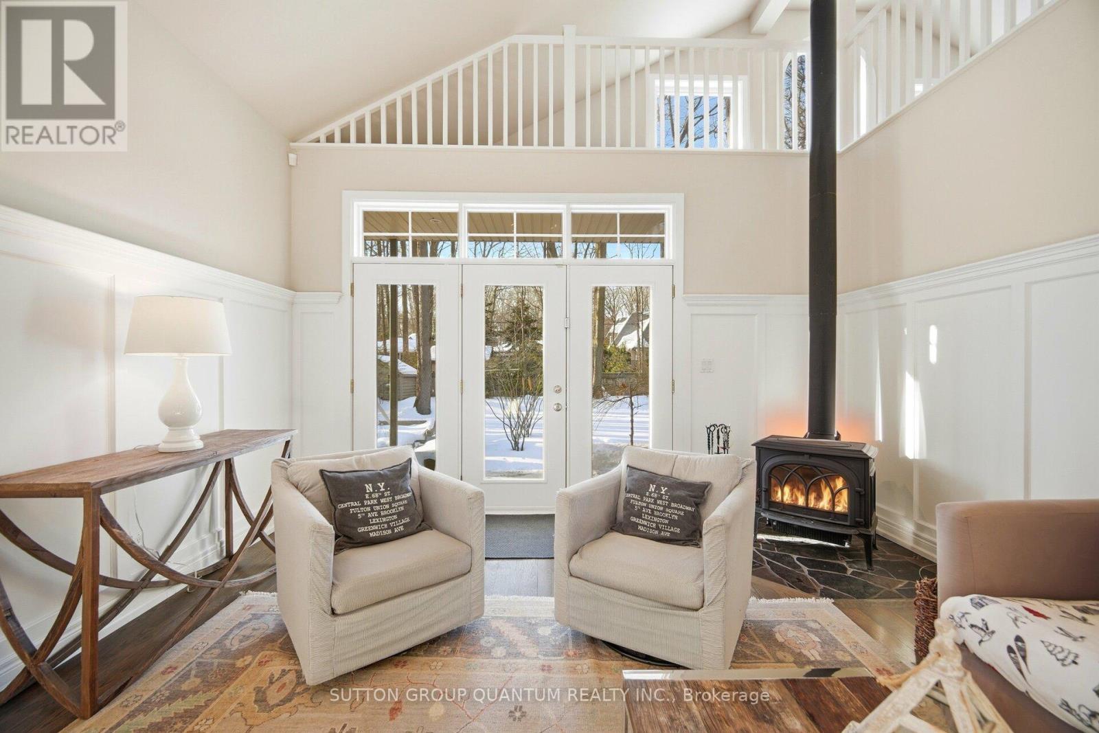 133 Mineola Road E, Mississauga, ON - Indoor Photo Showing Living Room With Fireplace
