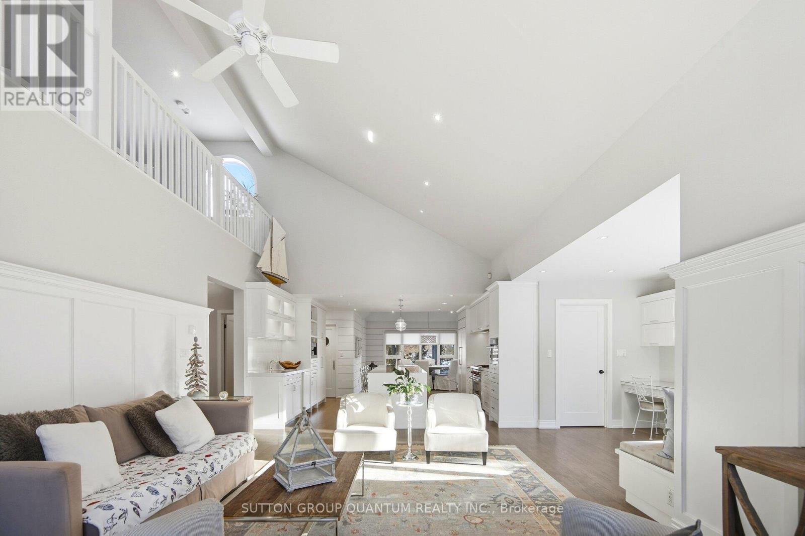 133 Mineola Road E, Mississauga, ON - Indoor Photo Showing Living Room