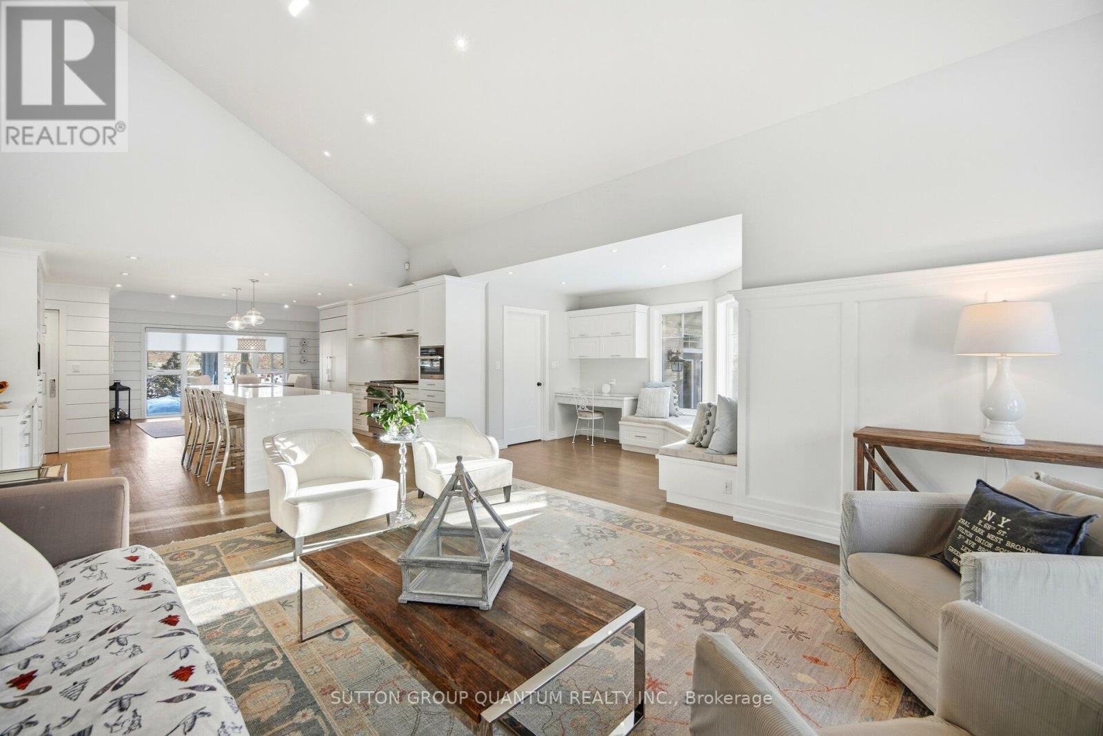 133 Mineola Road E, Mississauga, ON - Indoor Photo Showing Living Room