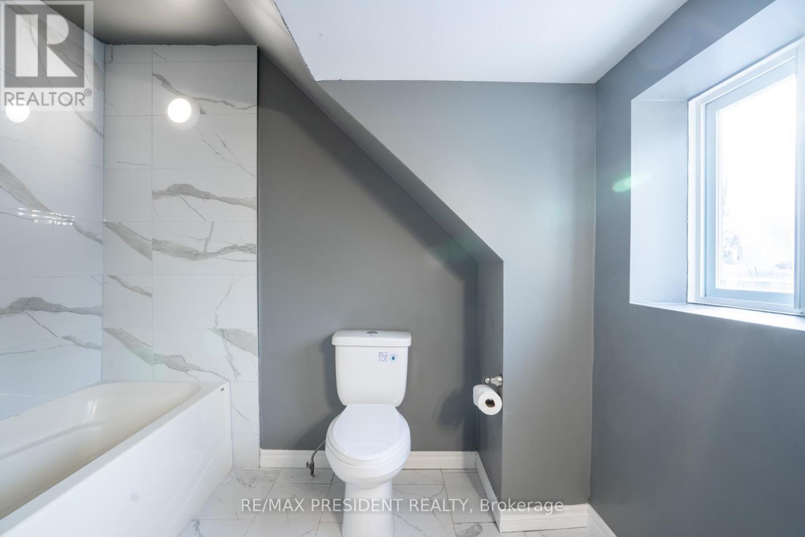 37 Catherine Street, St. Catharines, ON - Indoor Photo Showing Bathroom