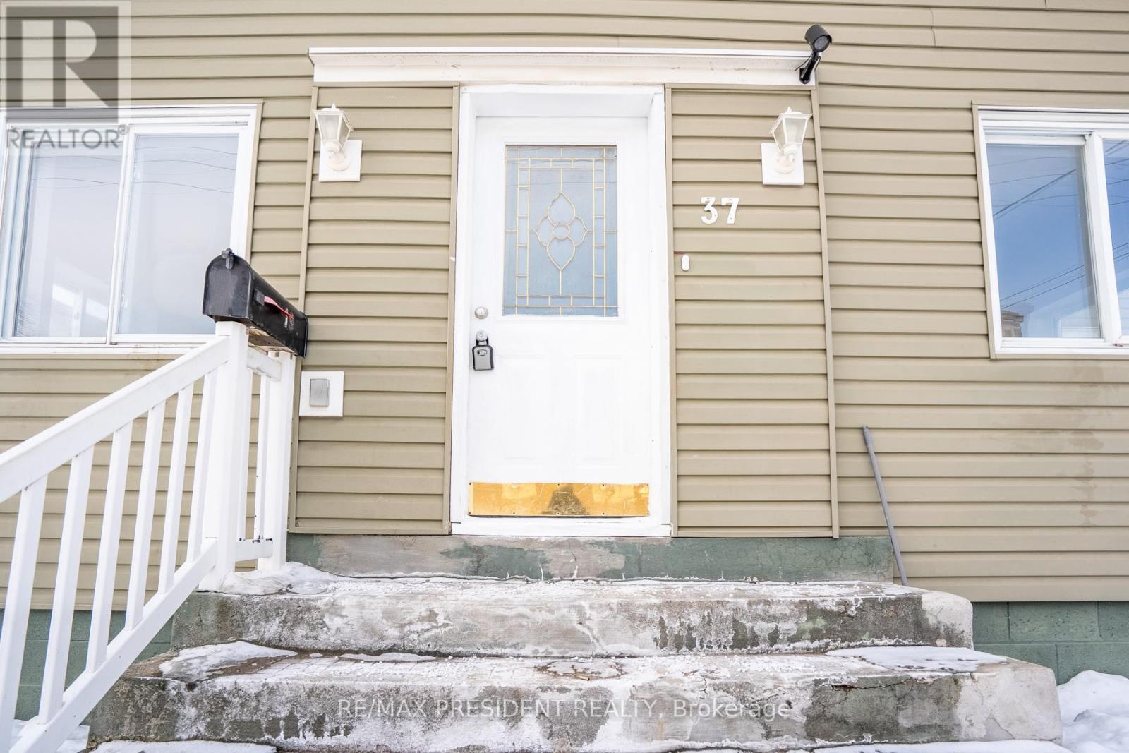 37 Catherine Street, St. Catharines, ON - Outdoor With Exterior