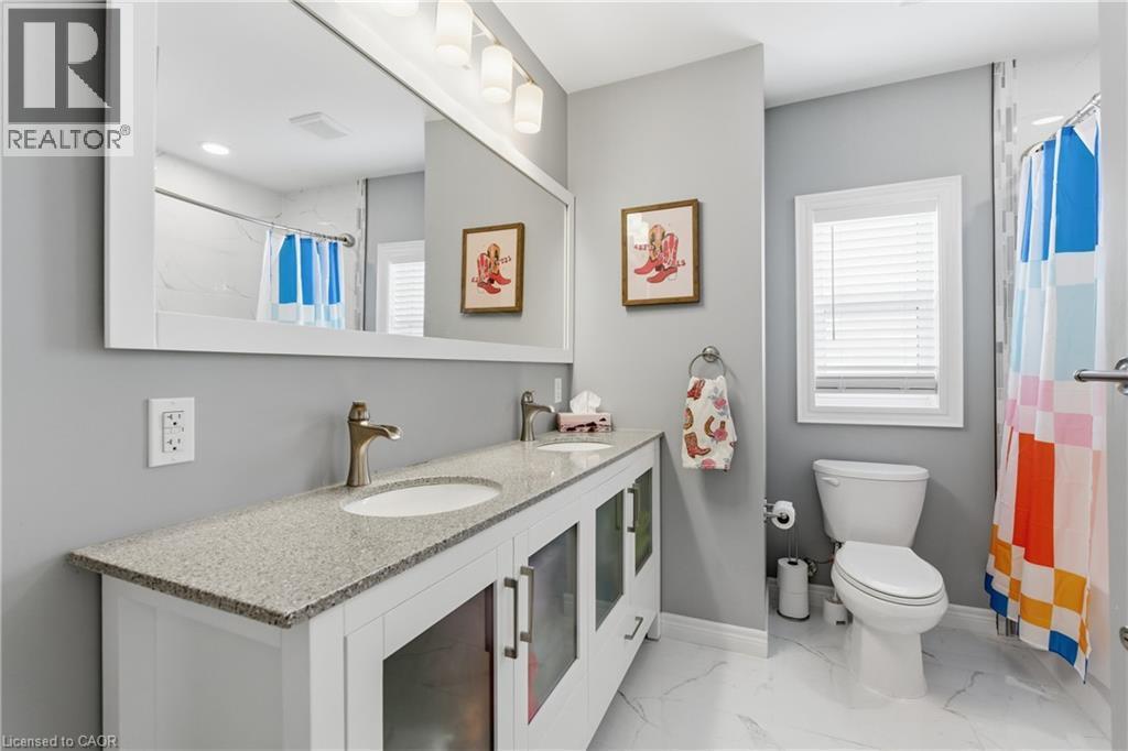 49 Brucedale Avenue E, Hamilton, ON - Indoor Photo Showing Bathroom
