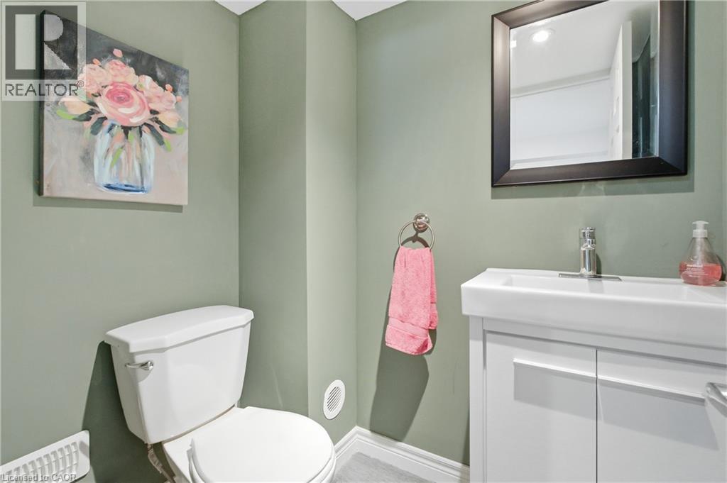 49 Brucedale Avenue E, Hamilton, ON - Indoor Photo Showing Bathroom