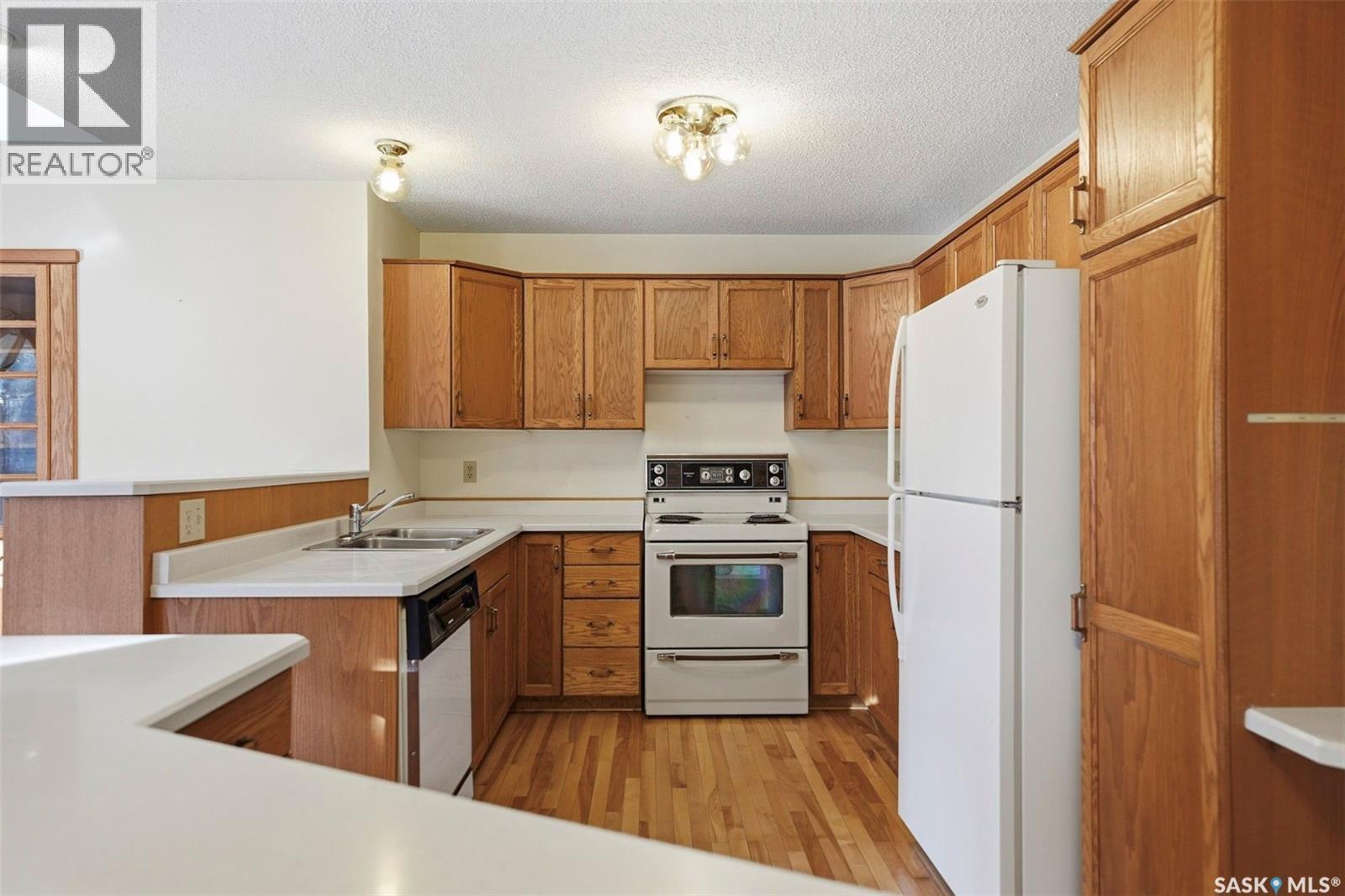 110 Cowley Road, Saskatoon, SK - Indoor Photo Showing Kitchen With Double Sink