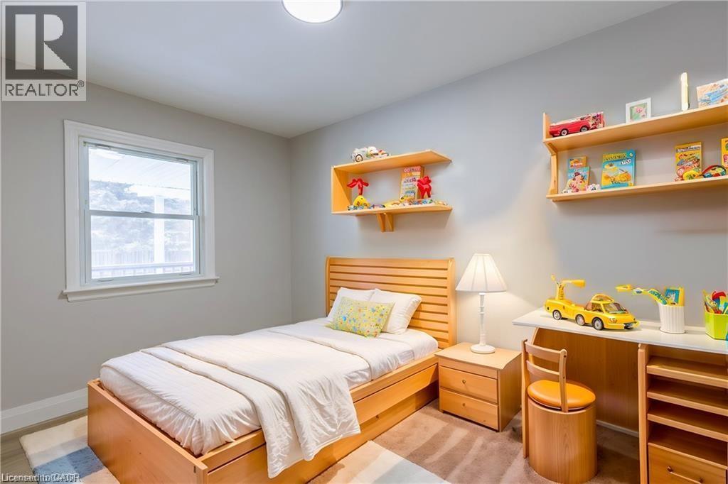 34 Close Avenue, Cambridge, ON - Indoor Photo Showing Bedroom