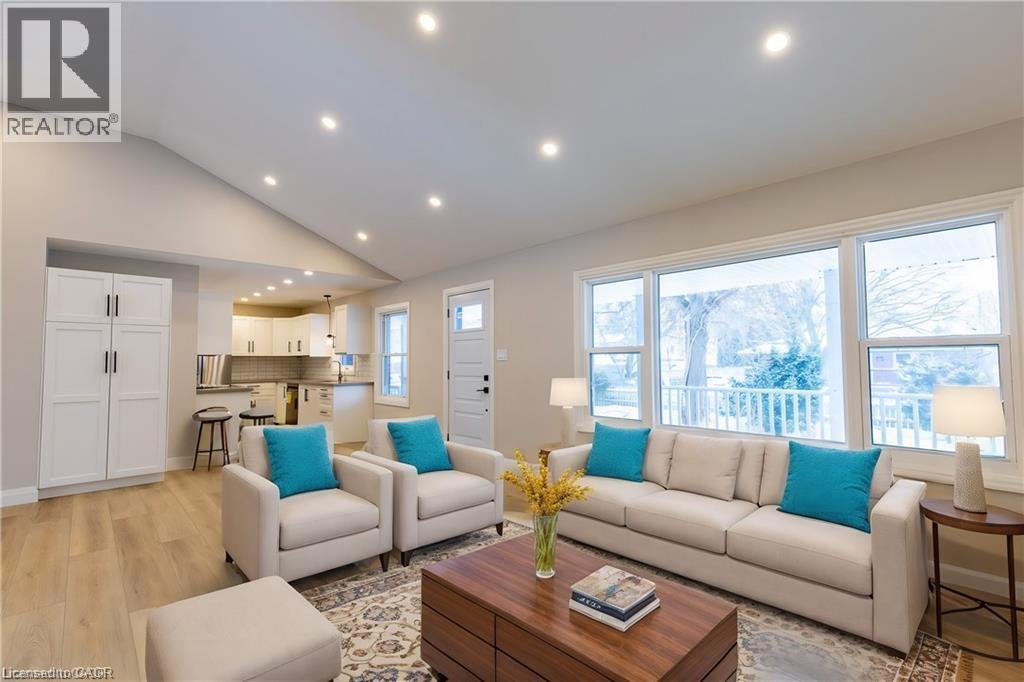 34 Close Avenue, Cambridge, ON - Indoor Photo Showing Living Room