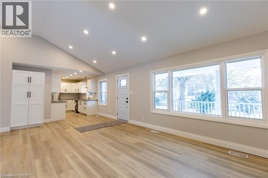 34 Close Avenue, Cambridge, ON - Indoor Photo Showing Other Room