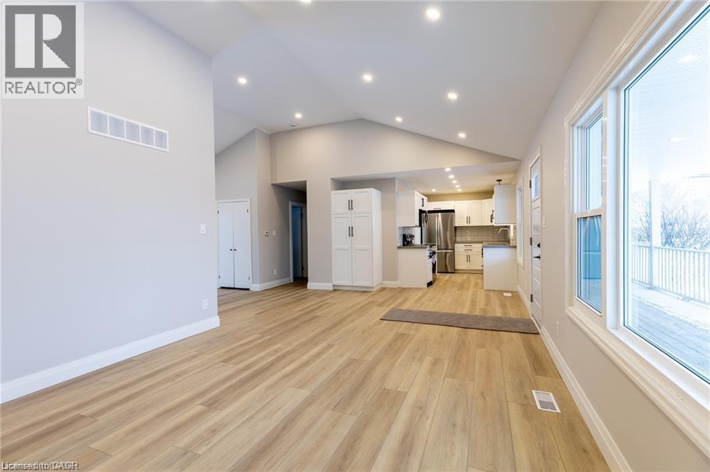 34 Close Avenue, Cambridge, ON - Indoor Photo Showing Other Room