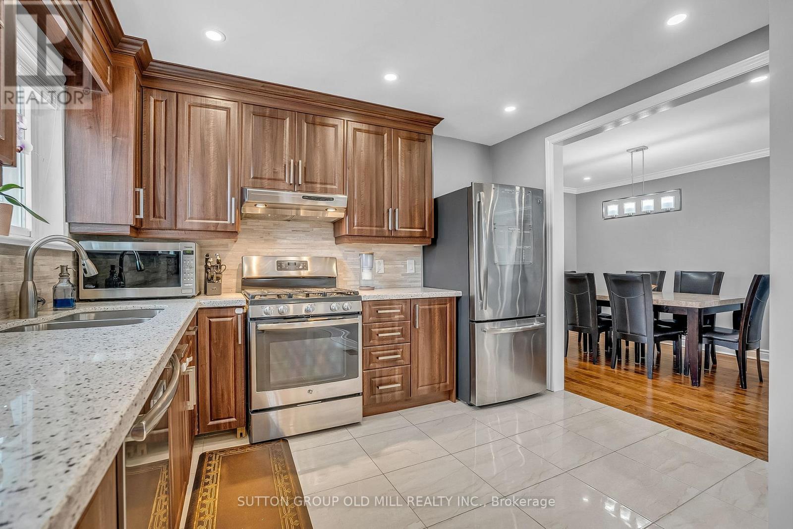 1879 Sandgate Crescent, Mississauga, ON - Indoor Photo Showing Kitchen With Double Sink