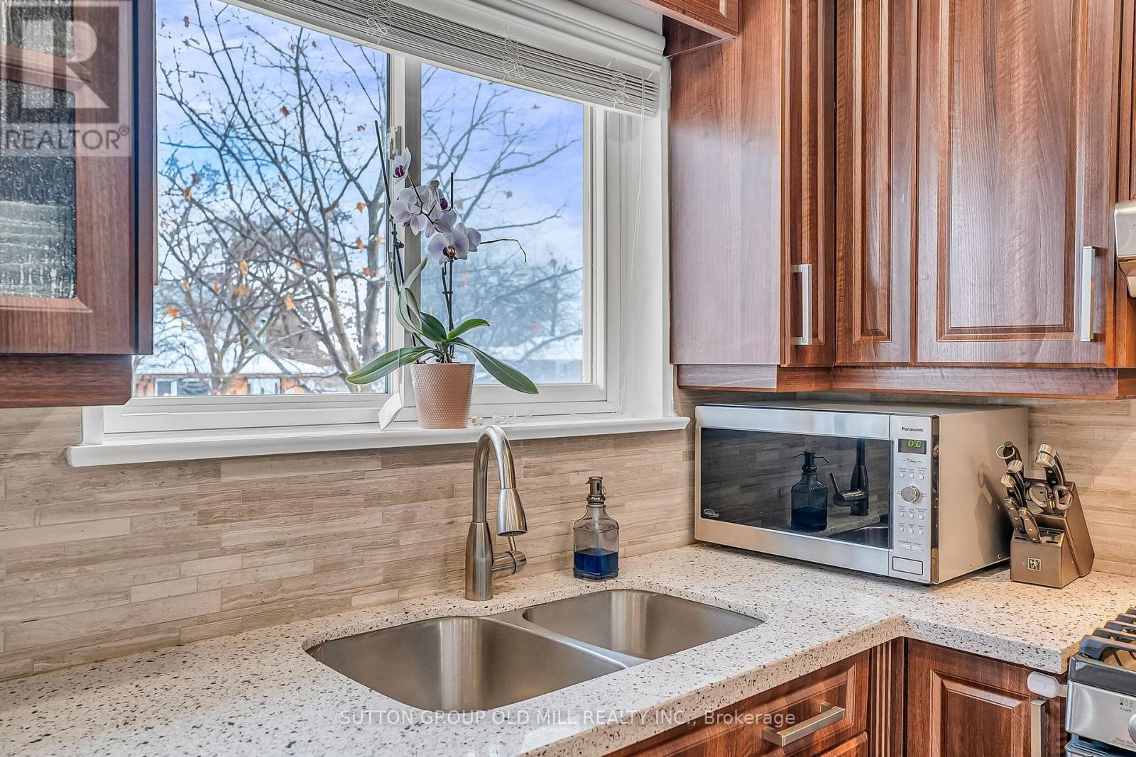 1879 Sandgate Crescent, Mississauga, ON - Indoor Photo Showing Kitchen With Double Sink