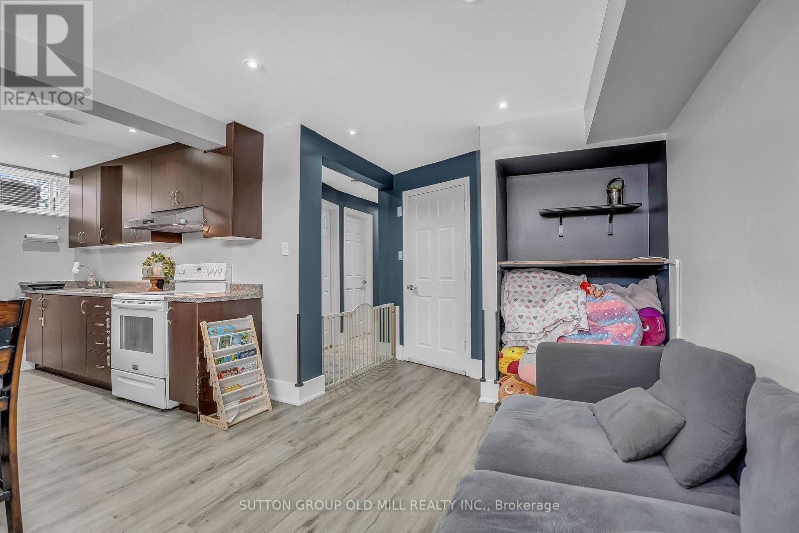 1879 Sandgate Crescent, Mississauga, ON - Indoor Photo Showing Kitchen