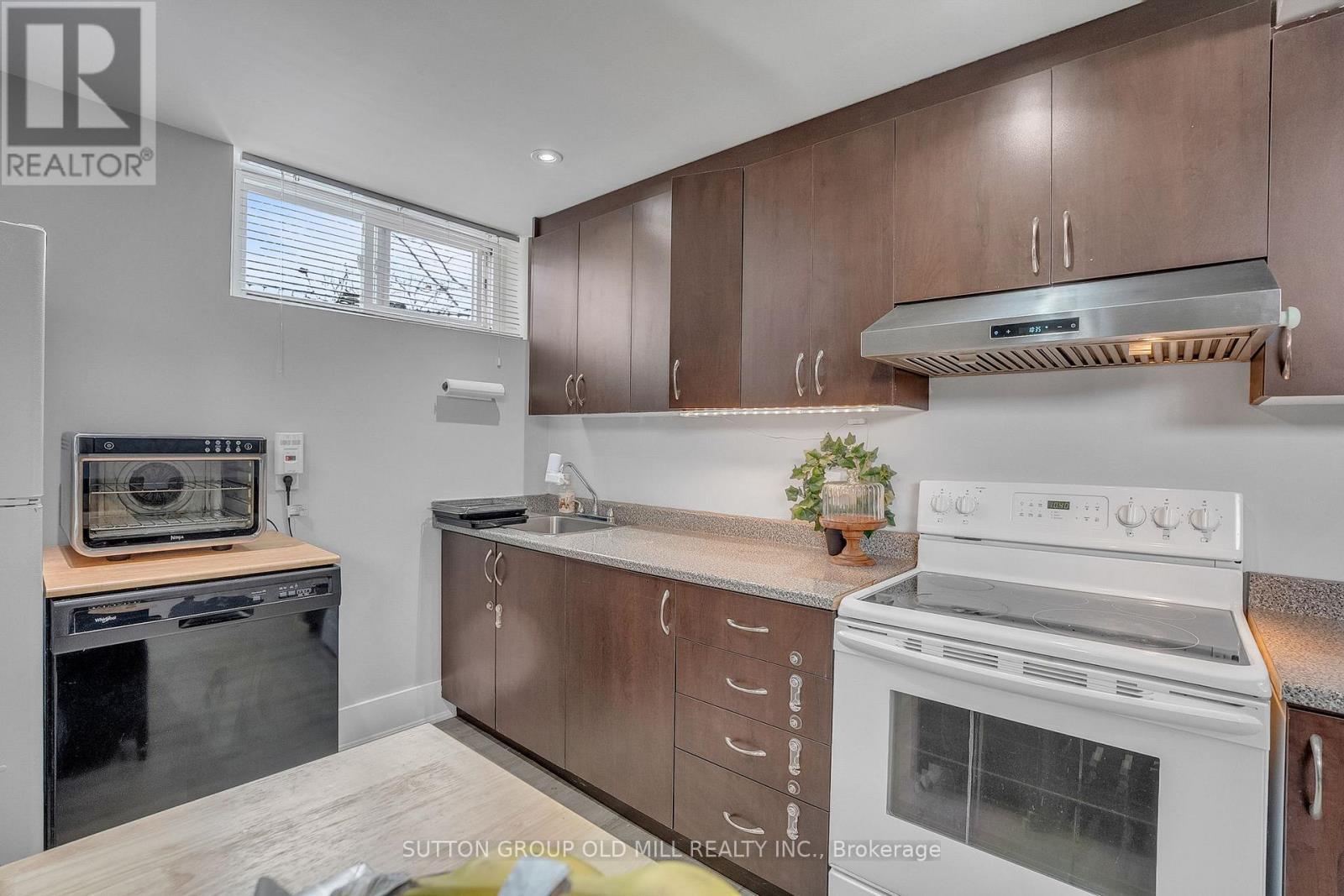 1879 Sandgate Crescent, Mississauga, ON - Indoor Photo Showing Kitchen