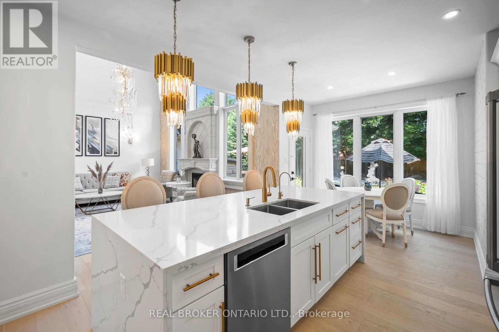 215 Black Maple Court, Kitchener, ON - Indoor Photo Showing Kitchen With Double Sink With Upgraded Kitchen