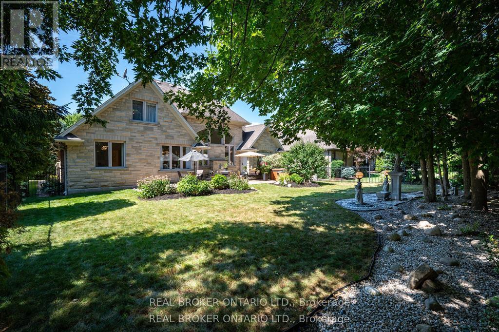 215 Black Maple Court, Kitchener, ON - Outdoor