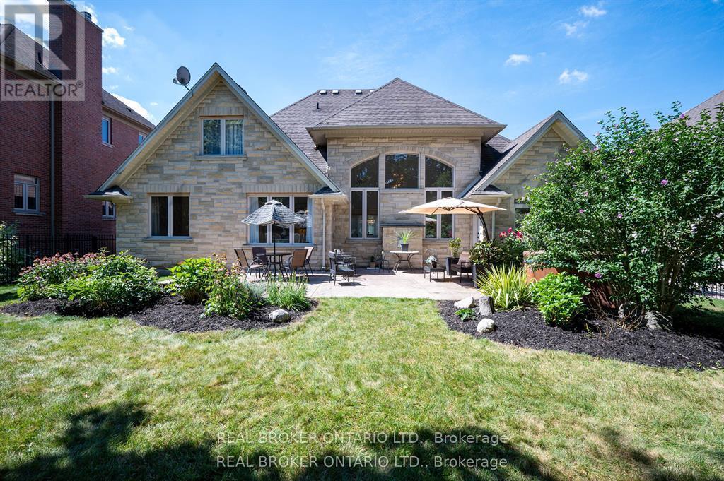 215 Black Maple Court, Kitchener, ON - Outdoor