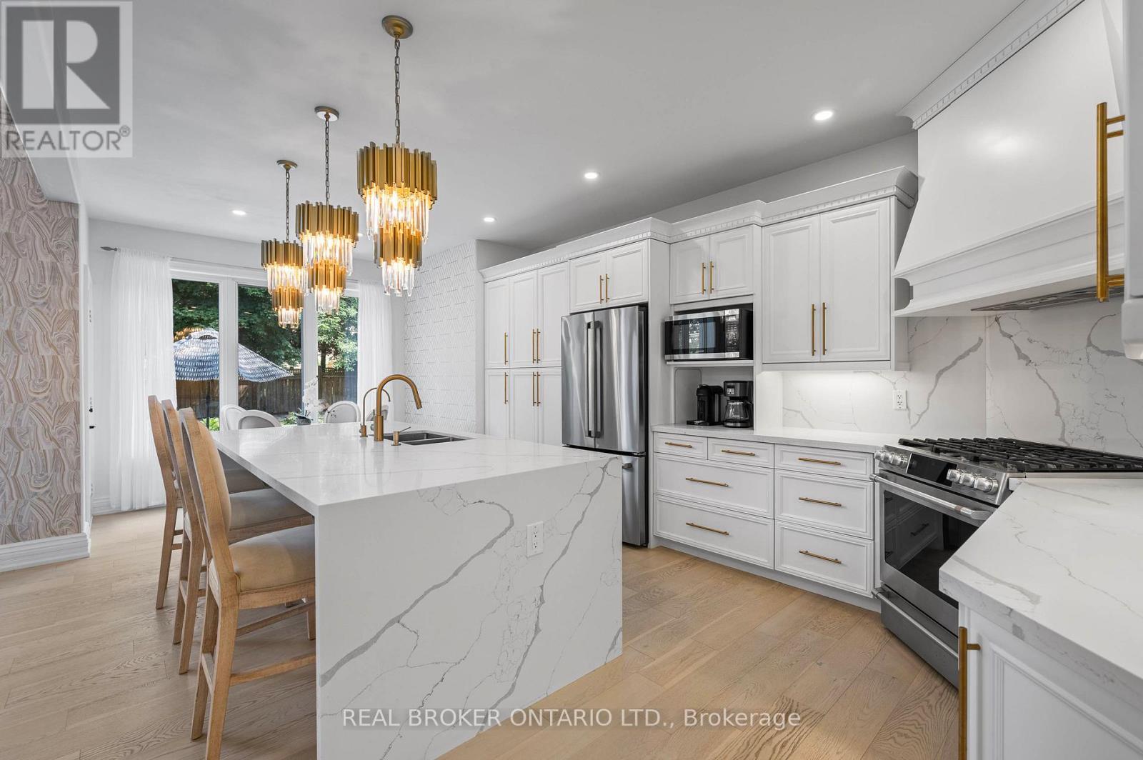 215 Black Maple Court, Kitchener, ON - Indoor Photo Showing Kitchen With Upgraded Kitchen