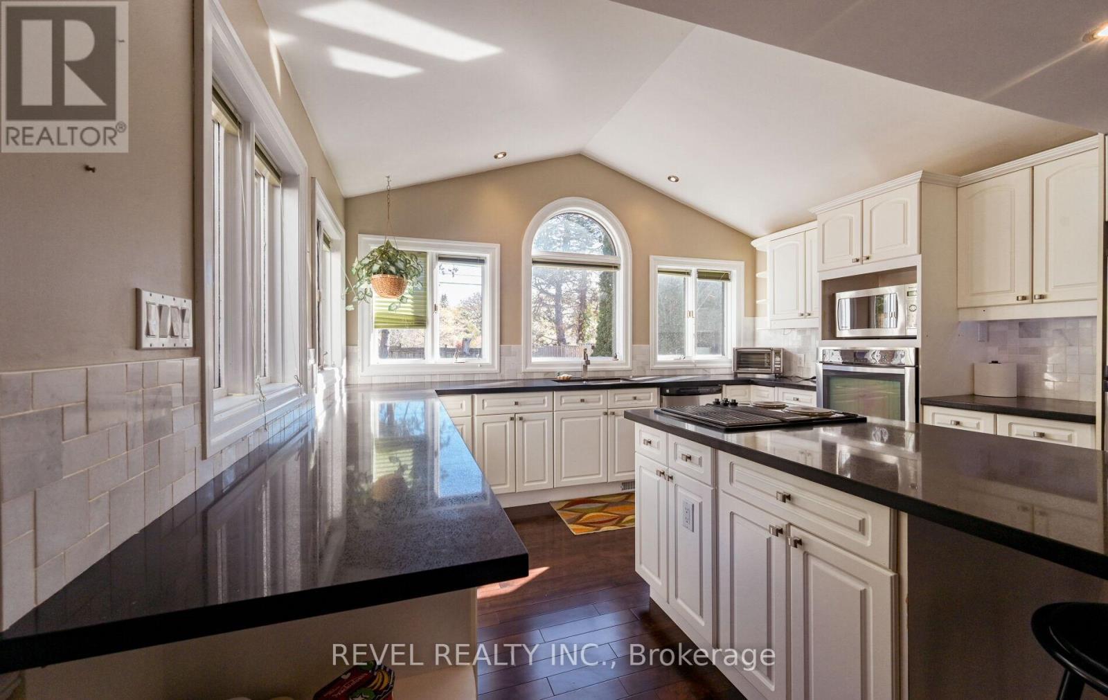 1034 Fredonia Drive, Mississauga, ON - Indoor Photo Showing Kitchen With Upgraded Kitchen
