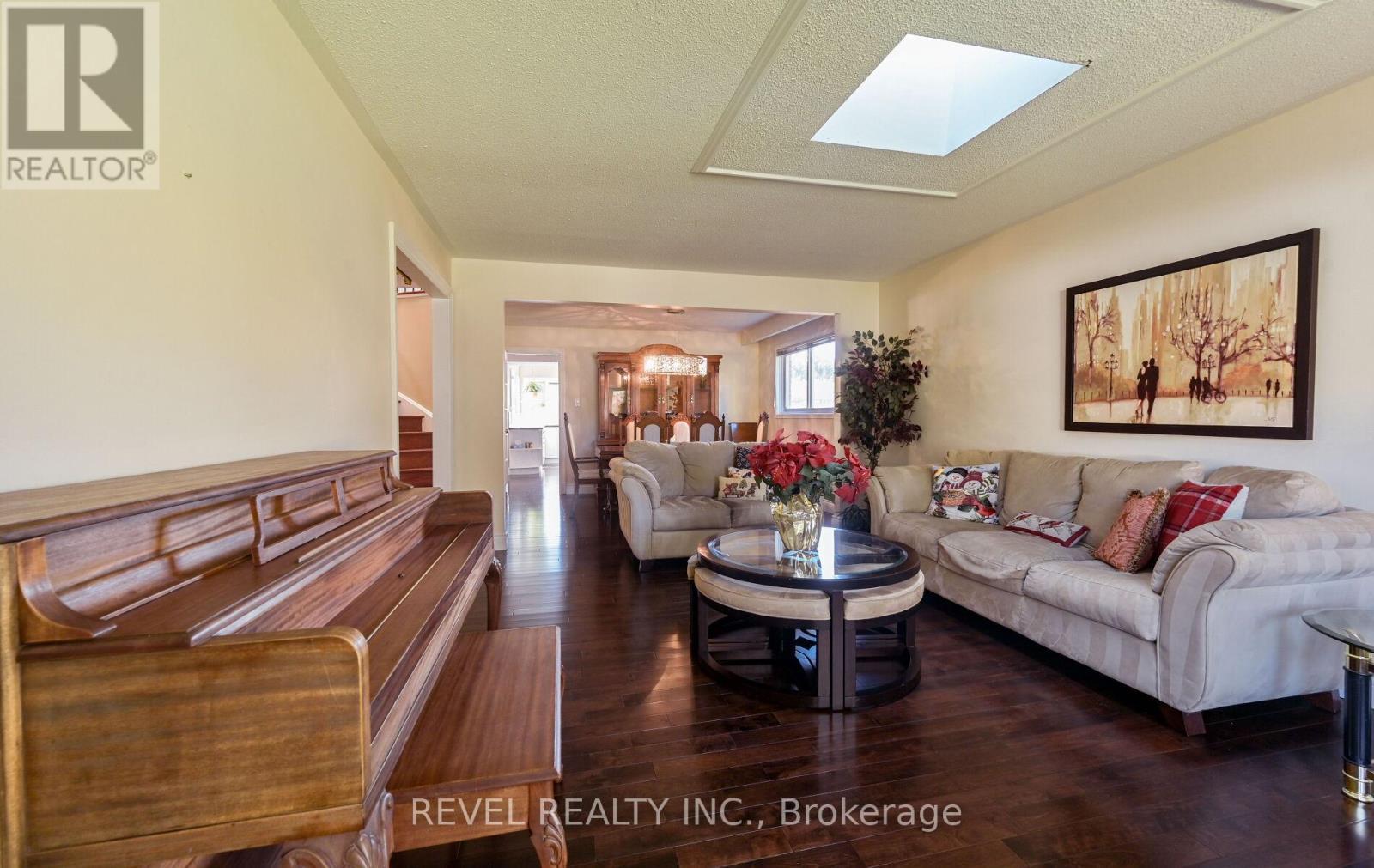 1034 Fredonia Drive, Mississauga, ON - Indoor Photo Showing Living Room