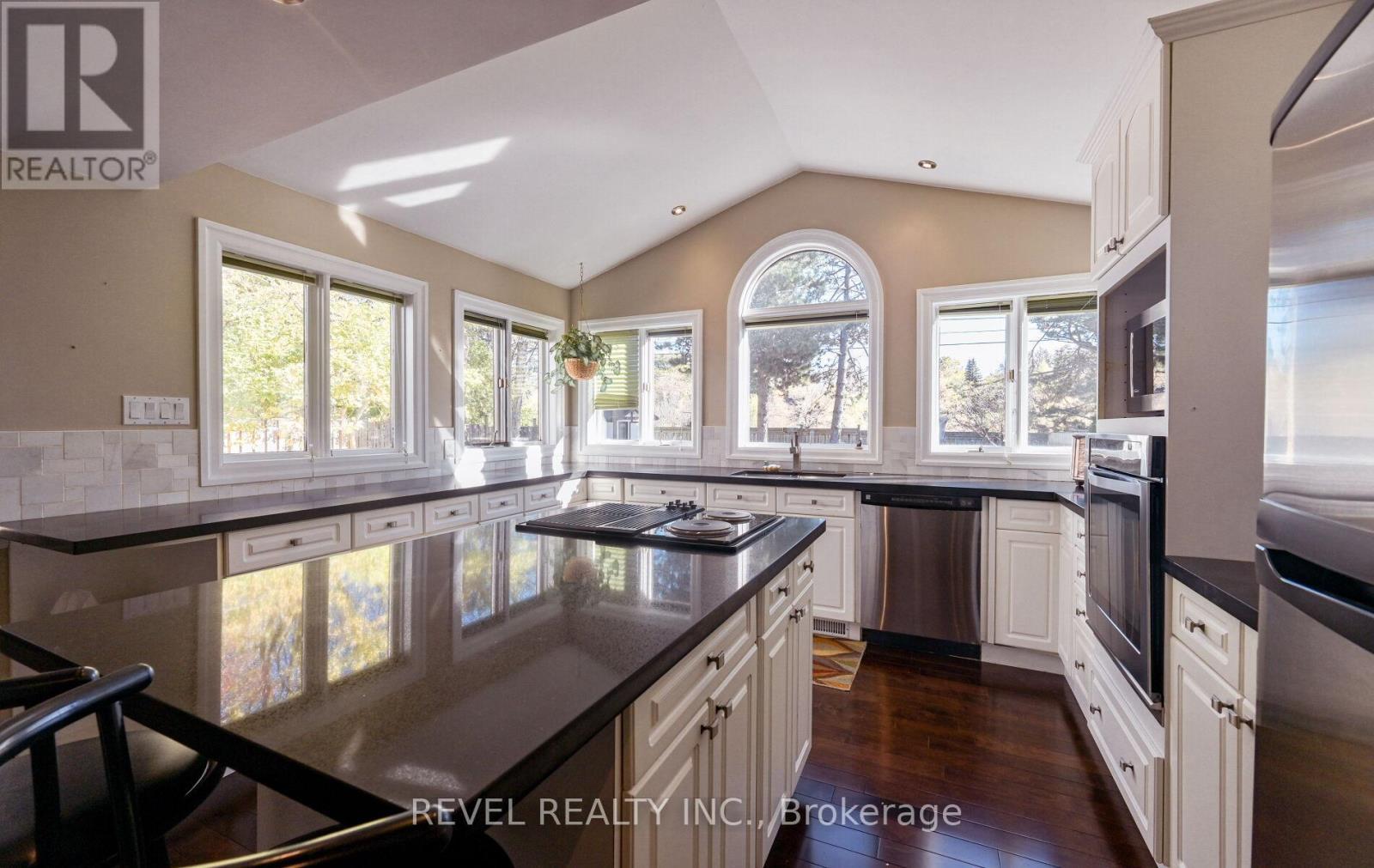 1034 Fredonia Drive, Mississauga, ON - Indoor Photo Showing Kitchen With Upgraded Kitchen
