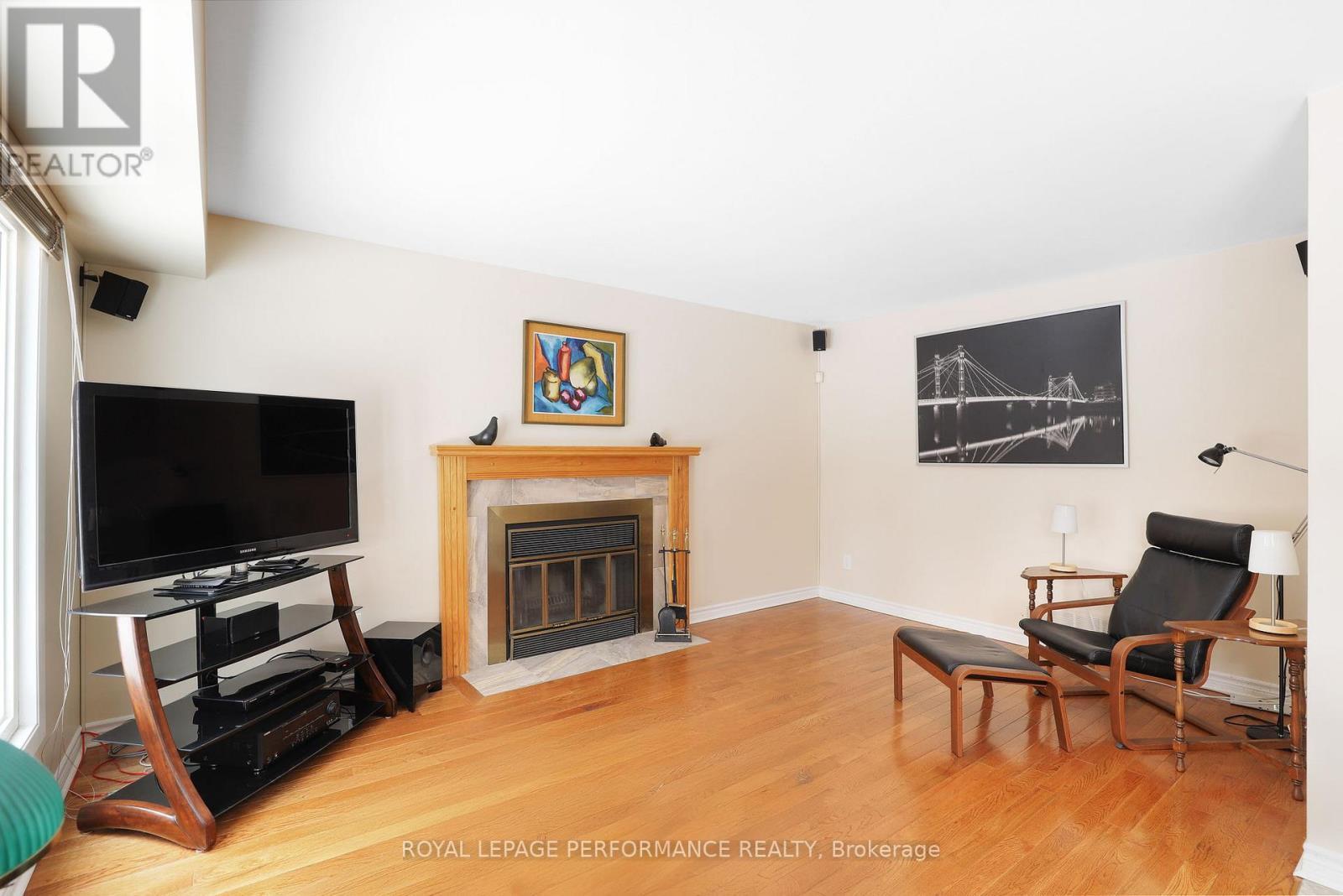 10 Ellisson Way, Ottawa, ON - Indoor Photo Showing Living Room With Fireplace