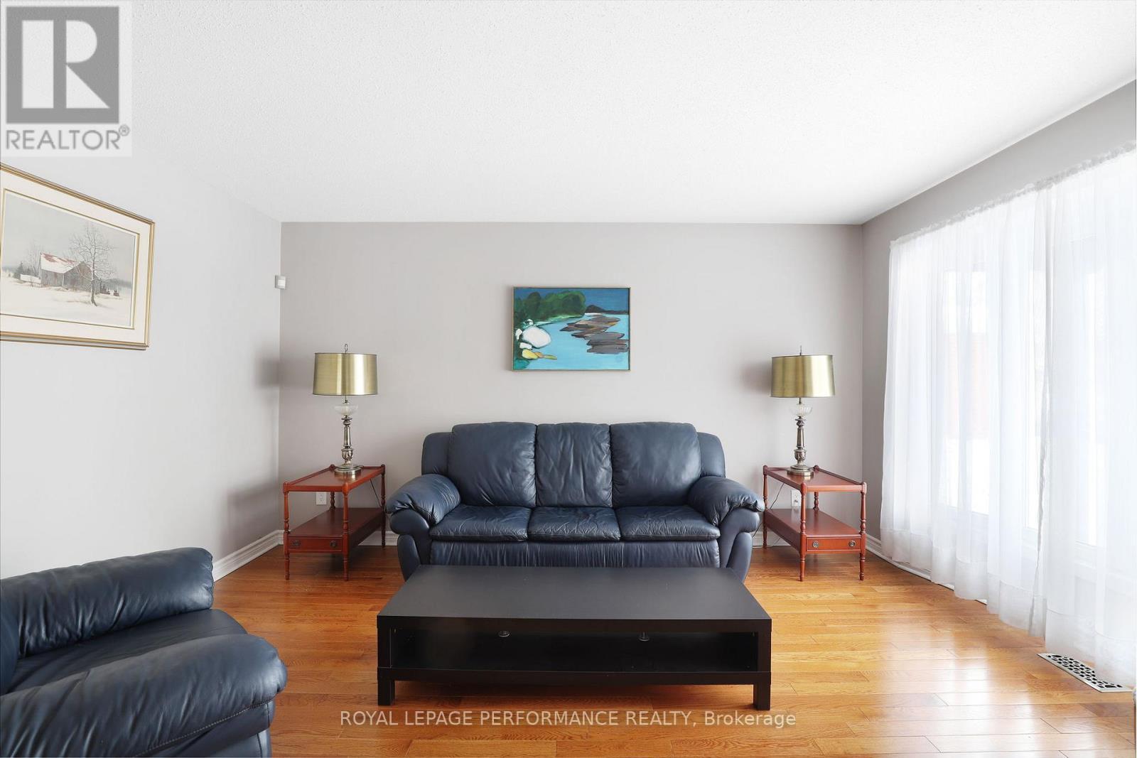 10 Ellisson Way, Ottawa, ON - Indoor Photo Showing Living Room