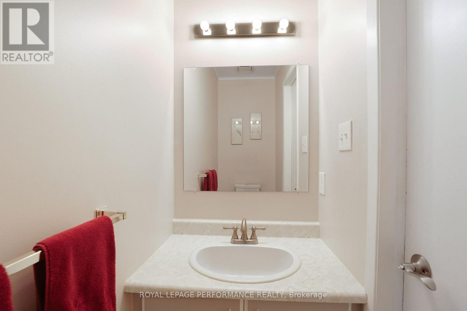 10 Ellisson Way, Ottawa, ON - Indoor Photo Showing Bathroom