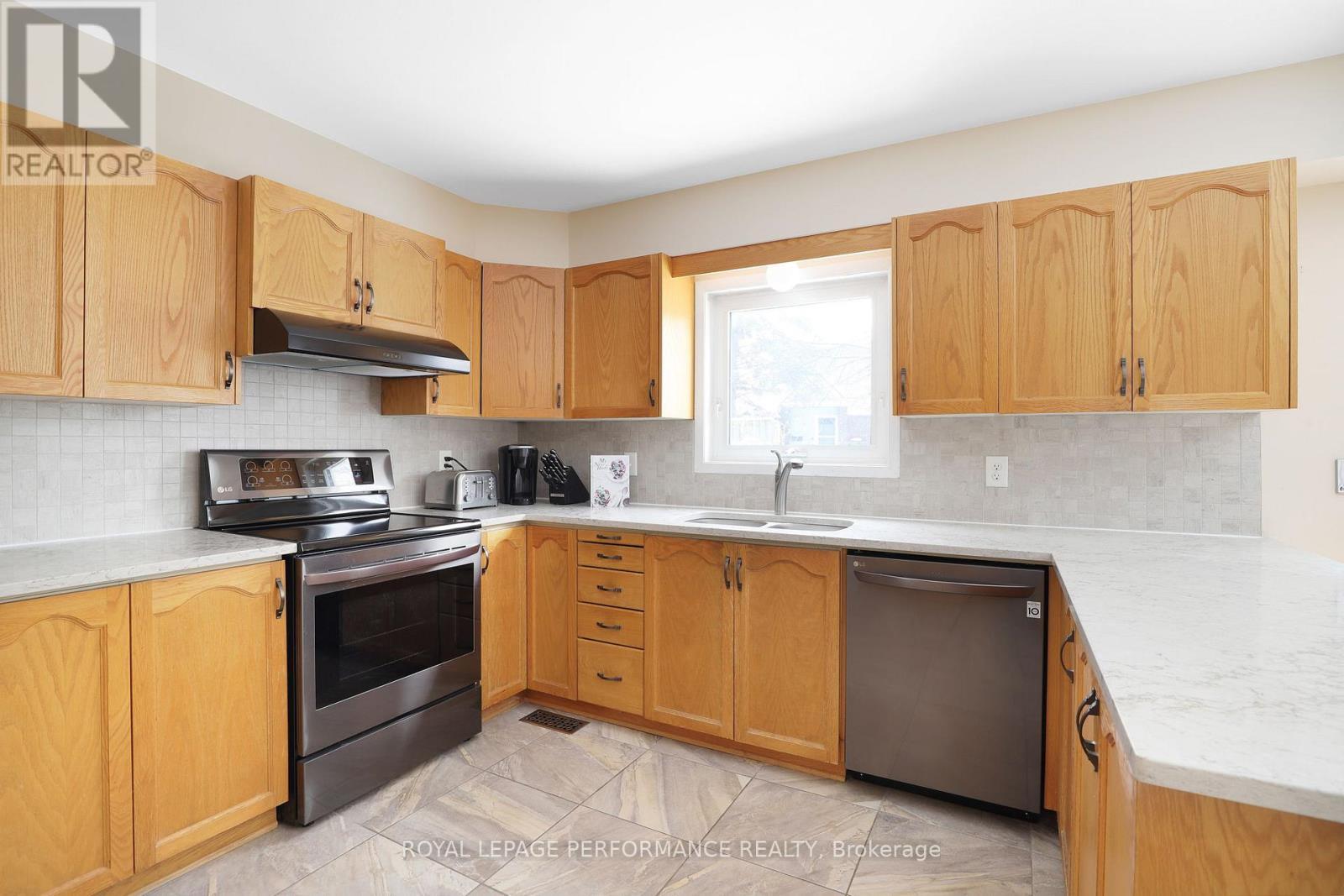 10 Ellisson Way, Ottawa, ON - Indoor Photo Showing Kitchen