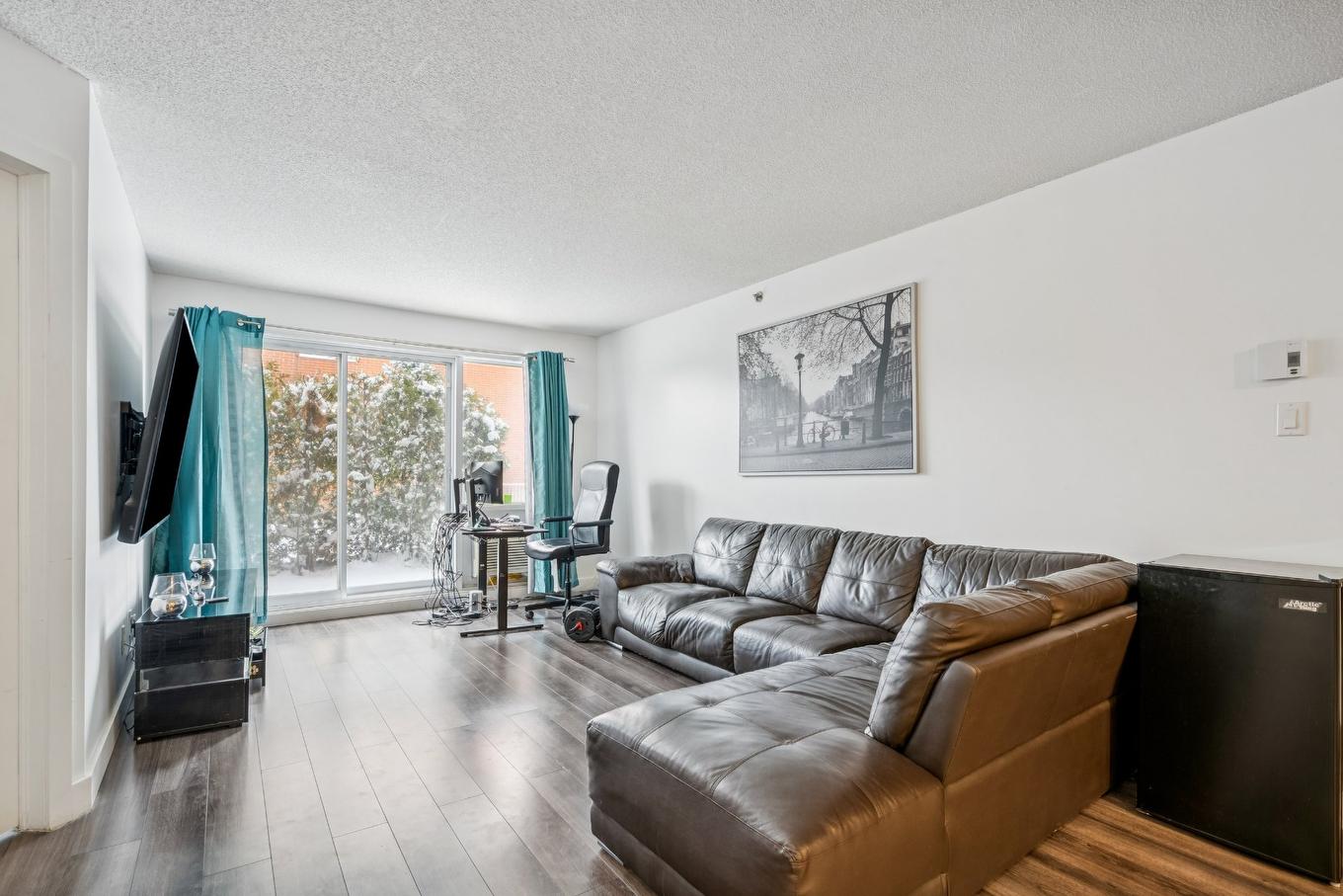 Living room - 103-7050 27E Avenue, Montréal (Saint-Léonard), QC - Indoor Photo Showing Living Room