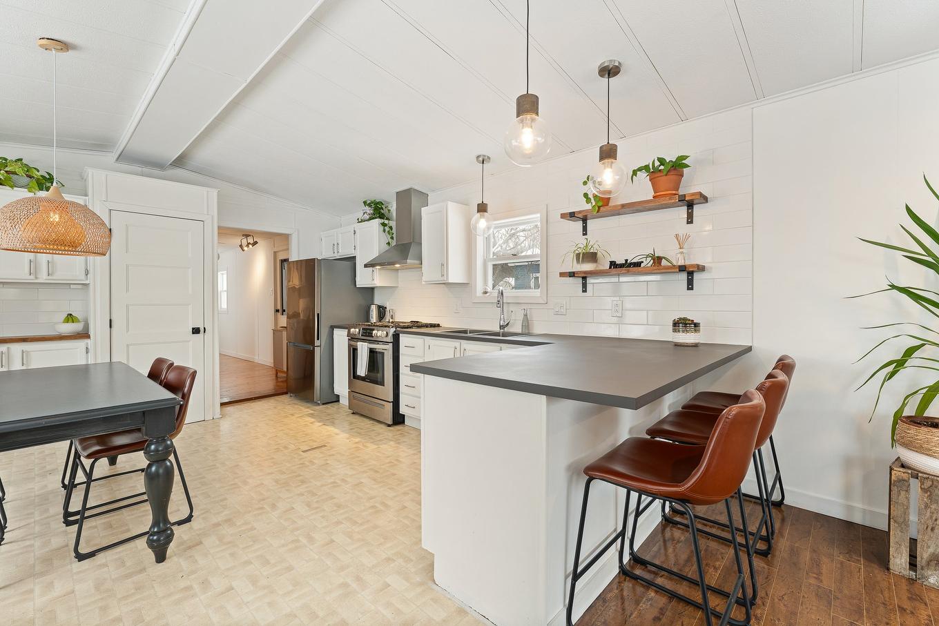 Cuisine - 3 Rue Beauregard, Sutton, QC - Indoor Photo Showing Kitchen With Upgraded Kitchen