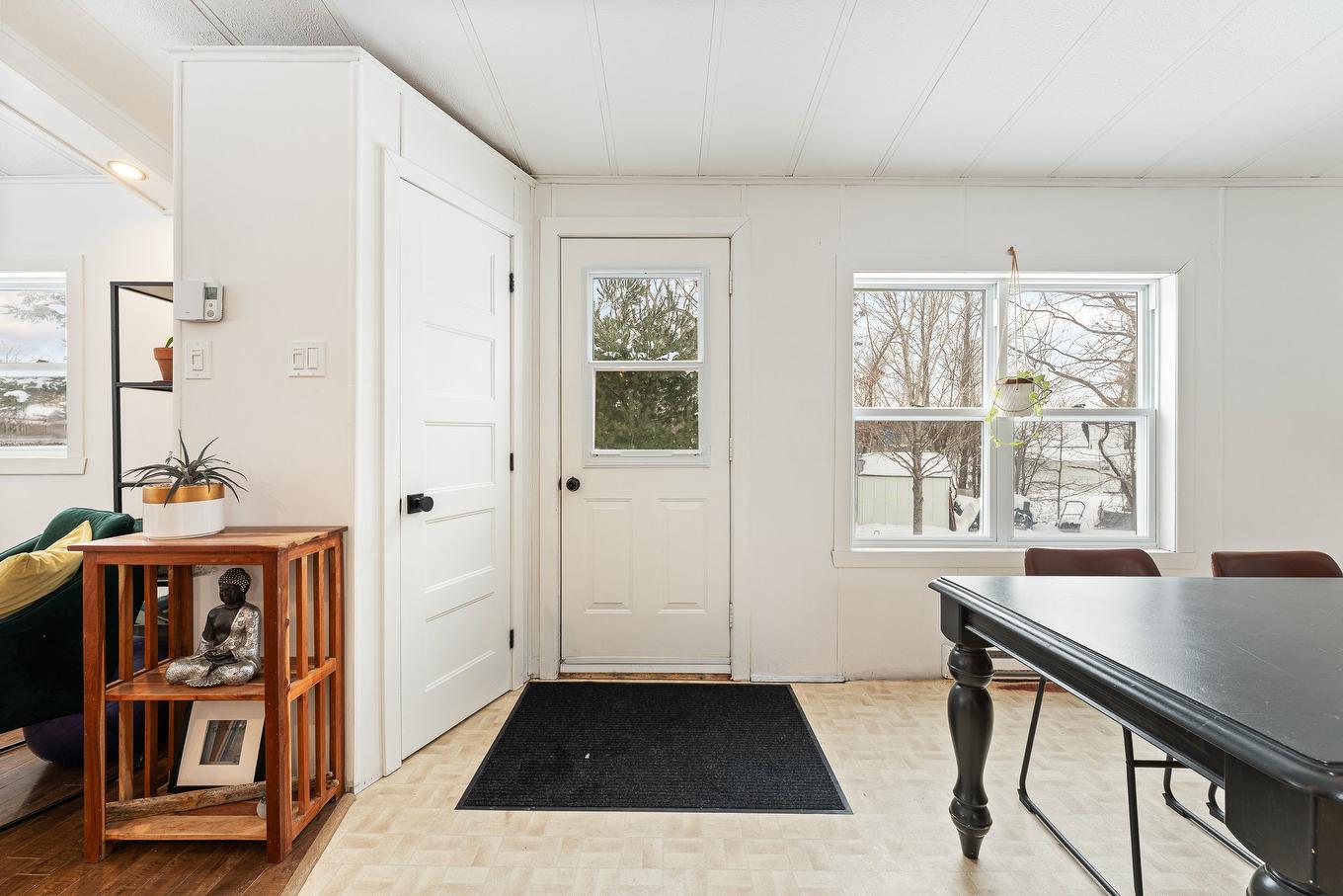 Hall d'entrée/Vestibule - 3 Rue Beauregard, Sutton, QC - Indoor Photo Showing Other Room