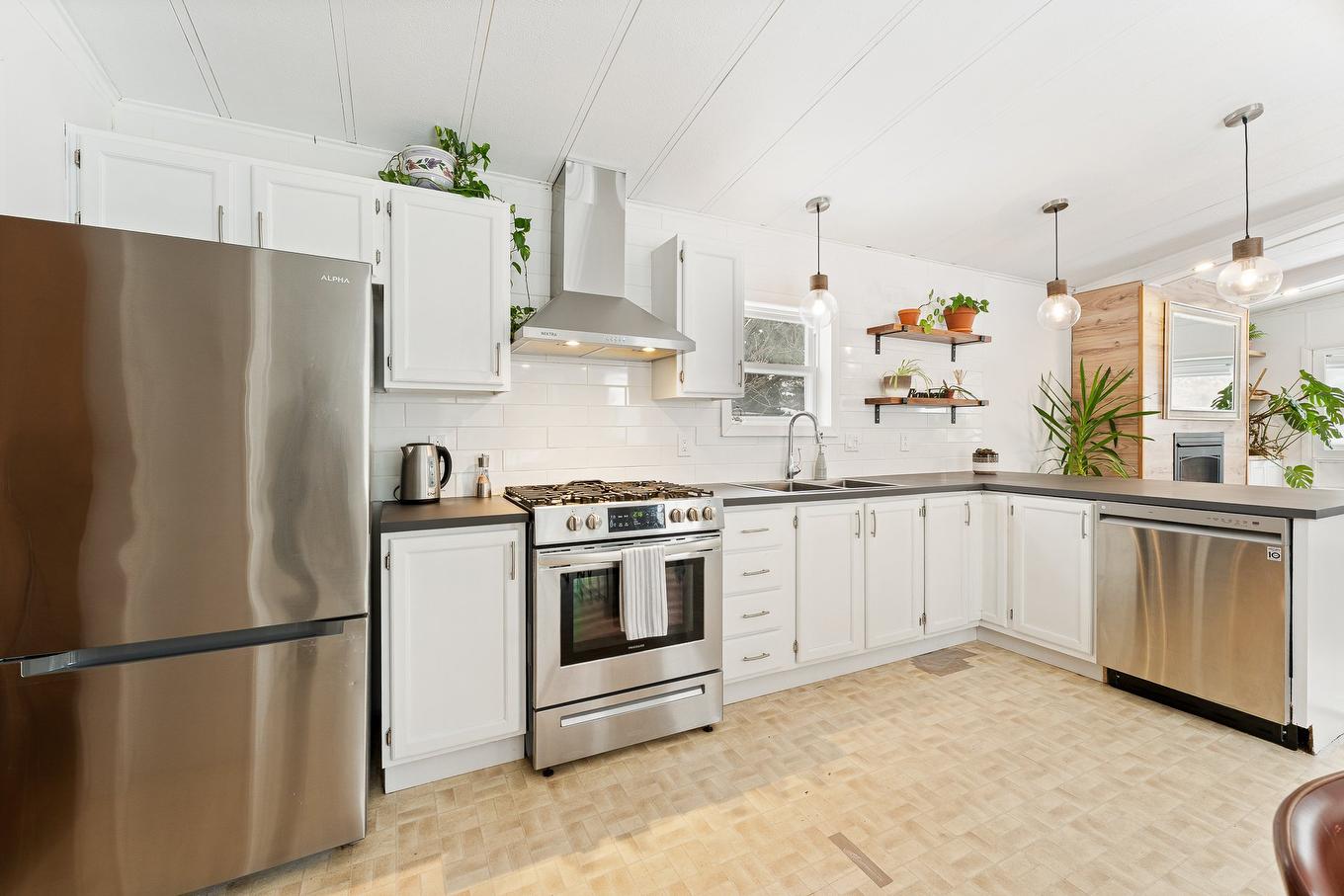 Cuisine - 3 Rue Beauregard, Sutton, QC - Indoor Photo Showing Kitchen With Upgraded Kitchen