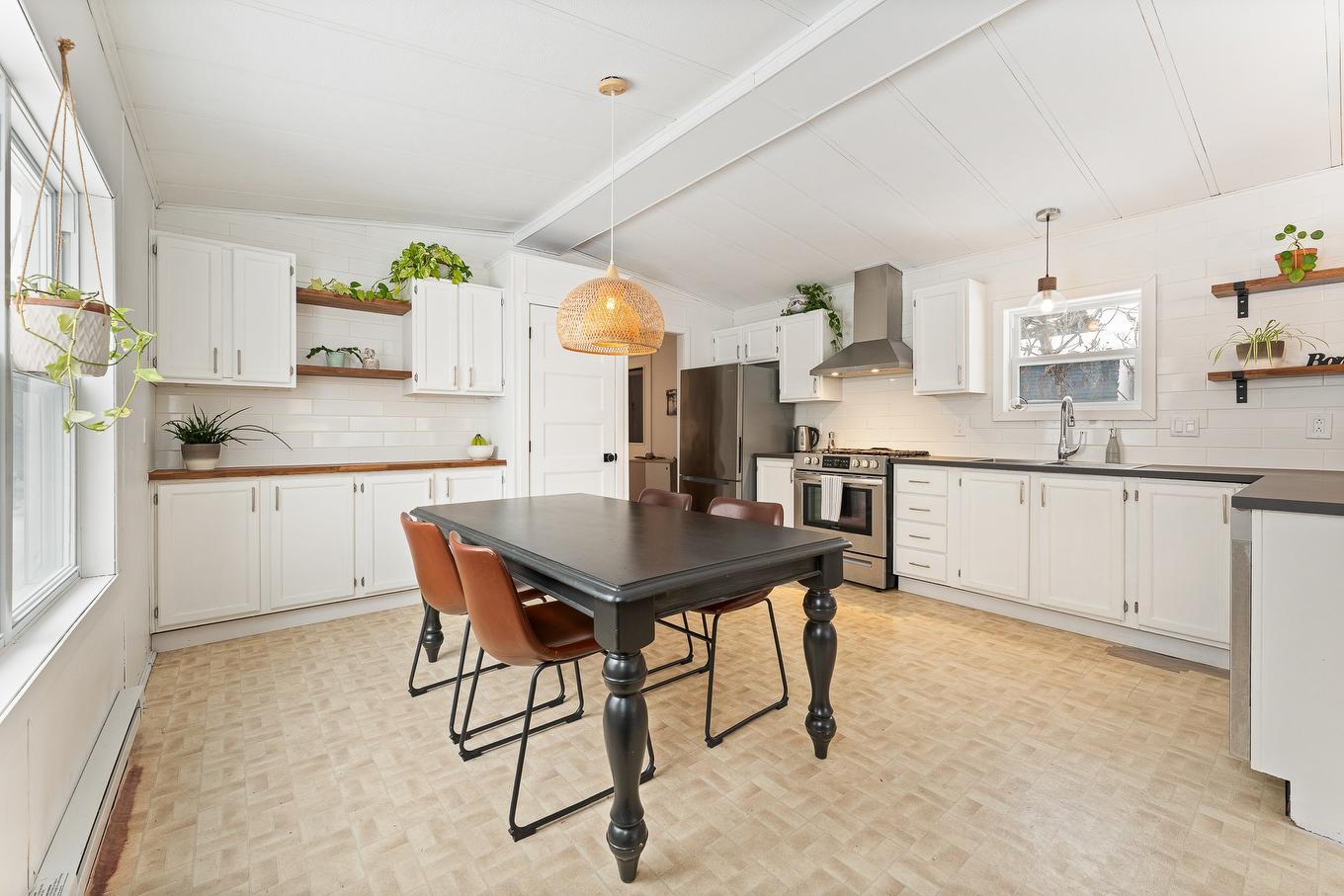Salle à manger - 3 Rue Beauregard, Sutton, QC - Indoor Photo Showing Kitchen