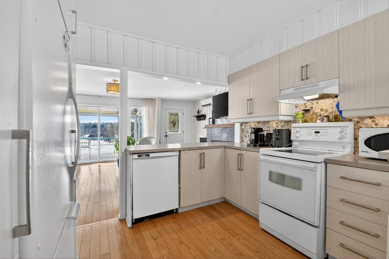 Cuisine - 14 60E Avenue, Saint-Hippolyte, QC - Indoor Photo Showing Kitchen