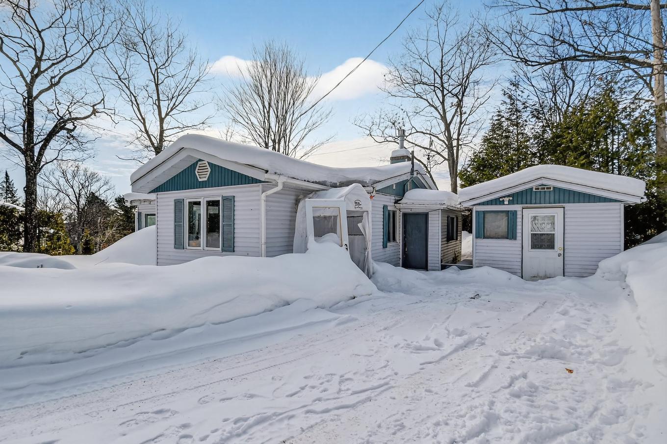 Façade - 14 60E Avenue, Saint-Hippolyte, QC - Outdoor With Facade