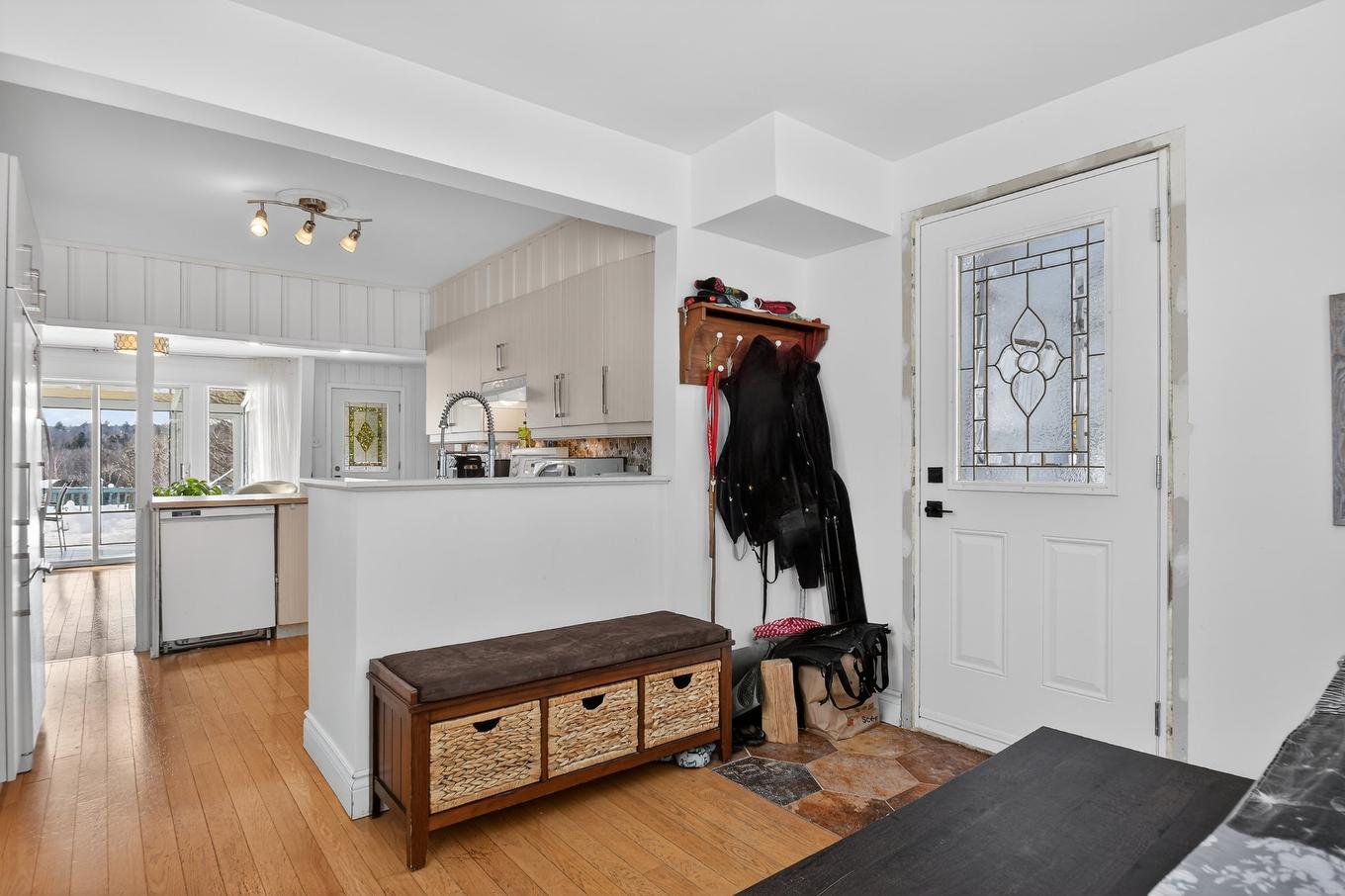 Hall d'entrée/Vestibule - 14 60E Avenue, Saint-Hippolyte, QC - Indoor Photo Showing Kitchen