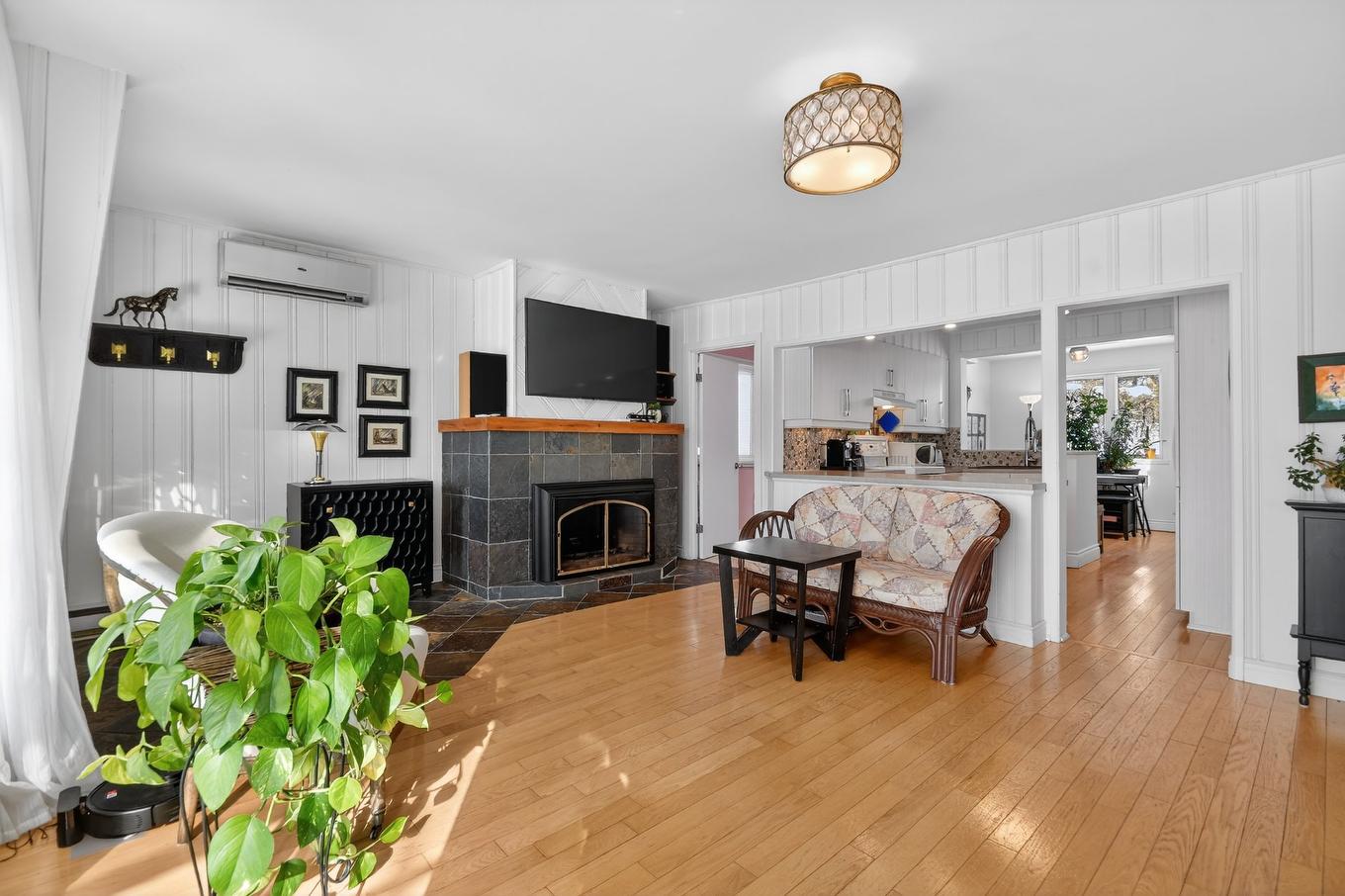 Salon - 14 60E Avenue, Saint-Hippolyte, QC - Indoor With Fireplace