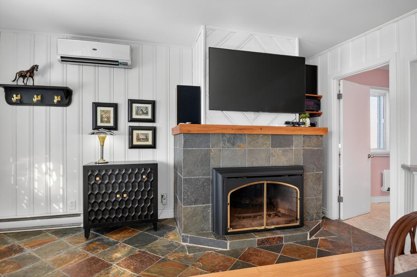 Salon - 14 60E Avenue, Saint-Hippolyte, QC - Indoor Photo Showing Living Room With Fireplace