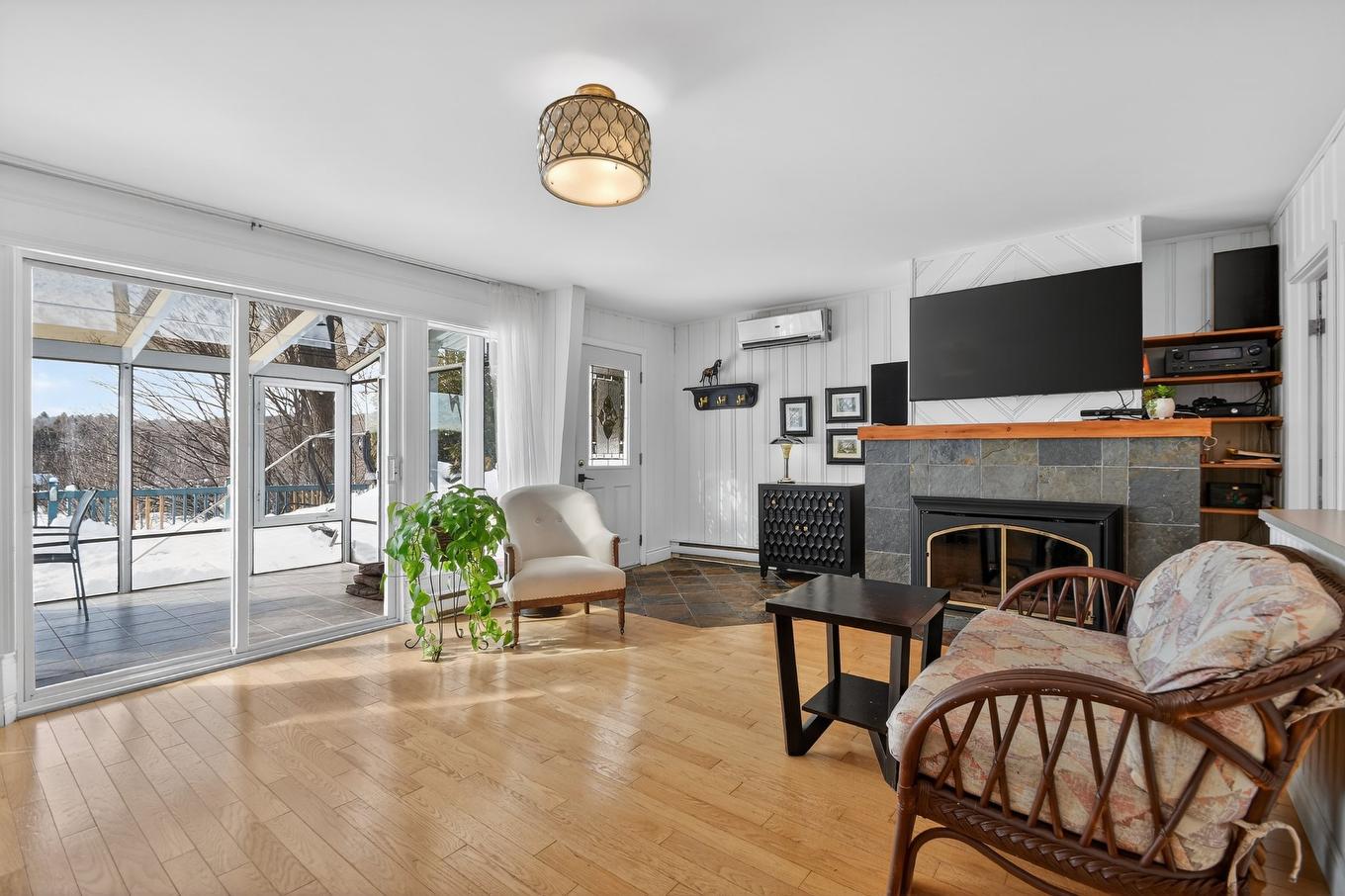 Salon - 14 60E Avenue, Saint-Hippolyte, QC - Indoor Photo Showing Living Room With Fireplace