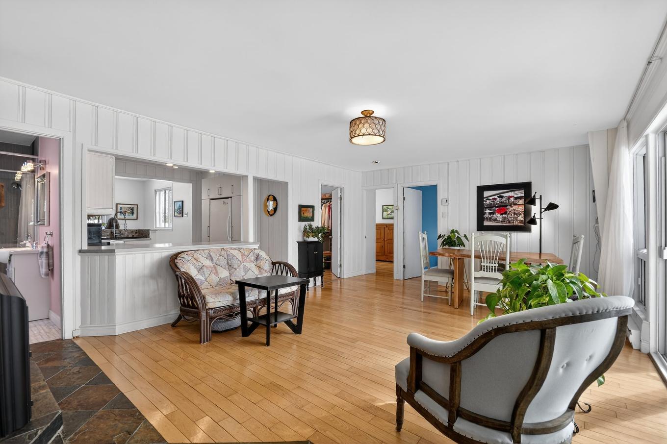 Salon - 14 60E Avenue, Saint-Hippolyte, QC - Indoor