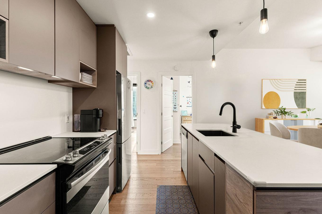 Cuisine - 413-112 Ch. De La Pointe-Nord, Montréal (Verdun/Île-Des-Soeurs), QC - Indoor Photo Showing Kitchen With Upgraded Kitchen