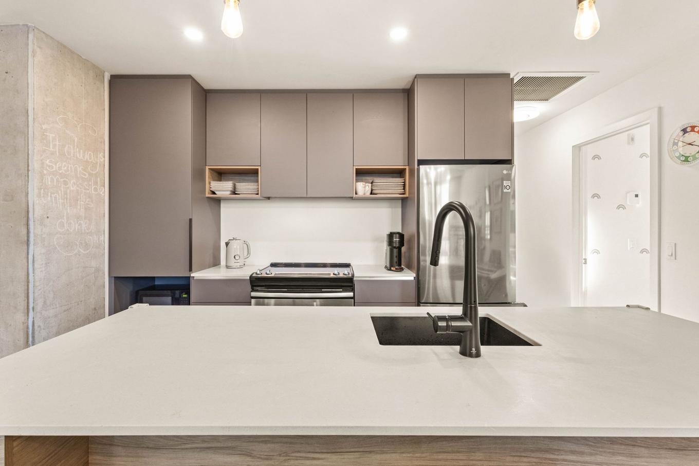 Cuisine - 413-112 Ch. De La Pointe-Nord, Montréal (Verdun/Île-Des-Soeurs), QC - Indoor Photo Showing Kitchen With Double Sink With Upgraded Kitchen