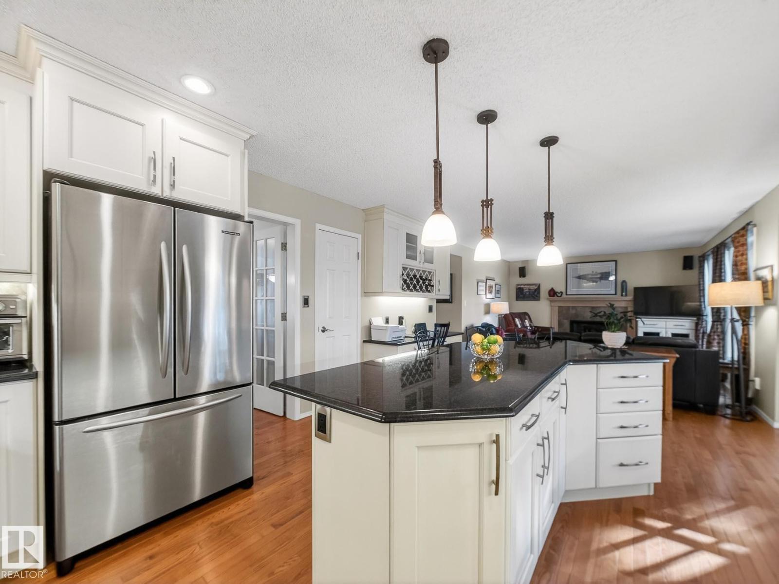 220 Ronning Cl Nw, Edmonton, AB - Indoor Photo Showing Kitchen With Upgraded Kitchen