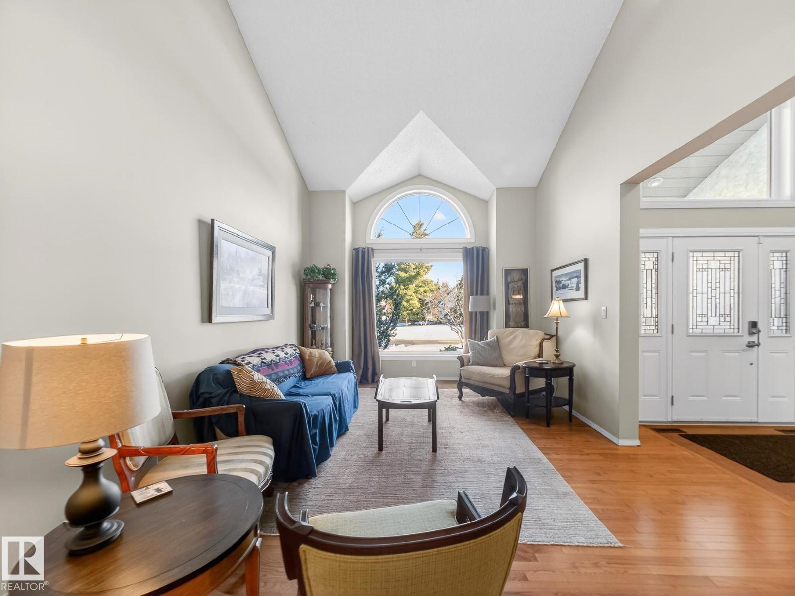 220 Ronning Cl Nw, Edmonton, AB - Indoor Photo Showing Living Room