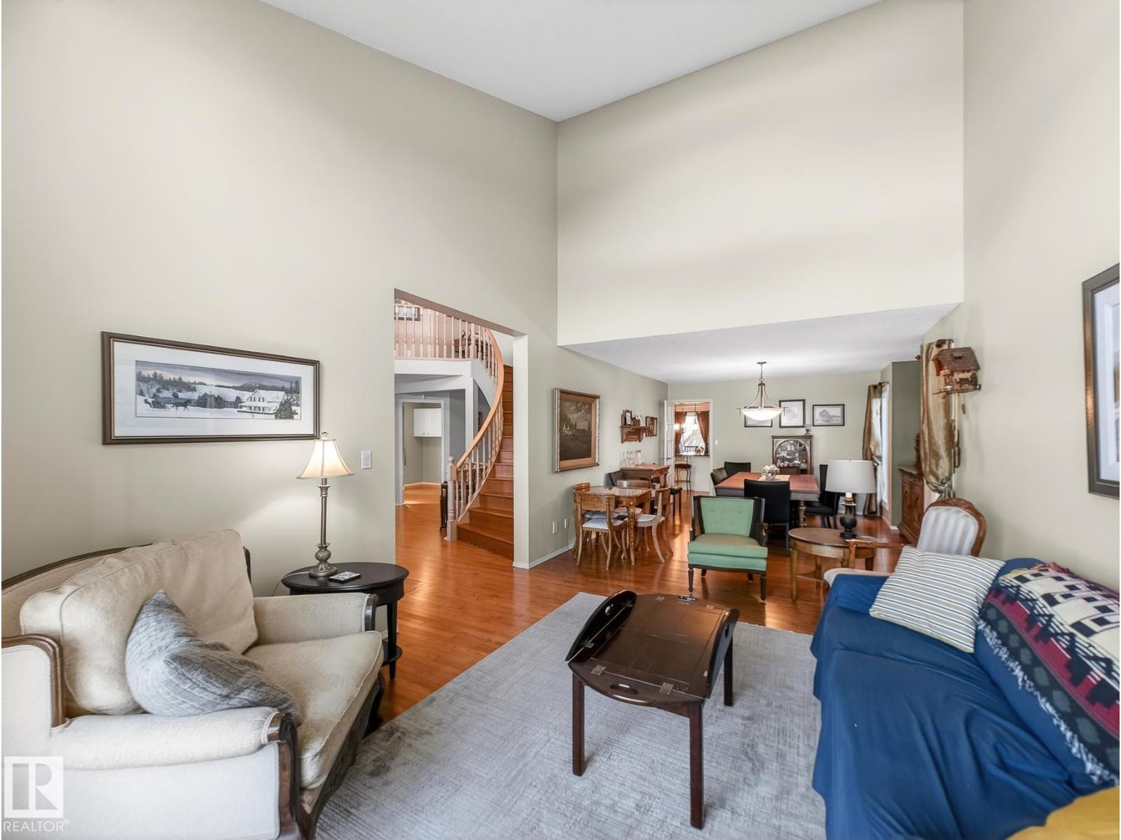 220 Ronning Cl Nw, Edmonton, AB - Indoor Photo Showing Living Room