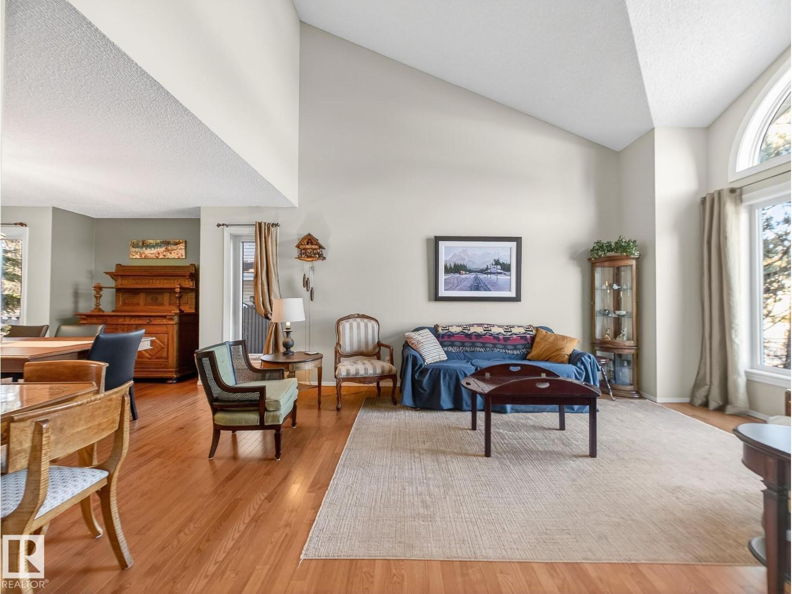 220 Ronning Cl Nw, Edmonton, AB - Indoor Photo Showing Living Room