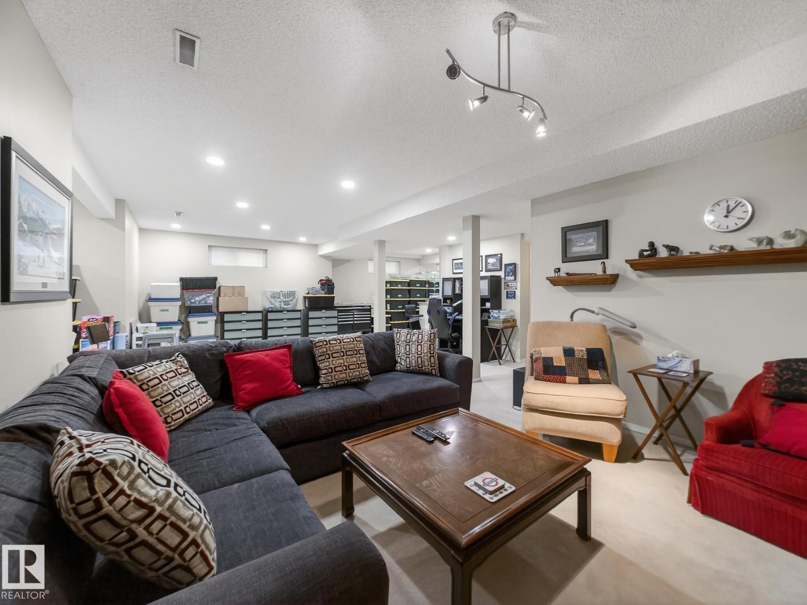 220 Ronning Cl Nw, Edmonton, AB - Indoor Photo Showing Living Room