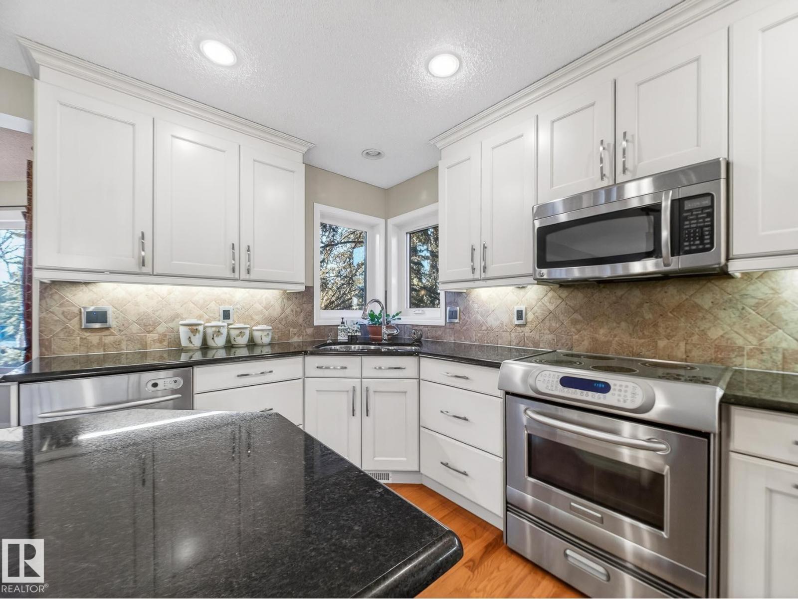 220 Ronning Cl Nw, Edmonton, AB - Indoor Photo Showing Kitchen